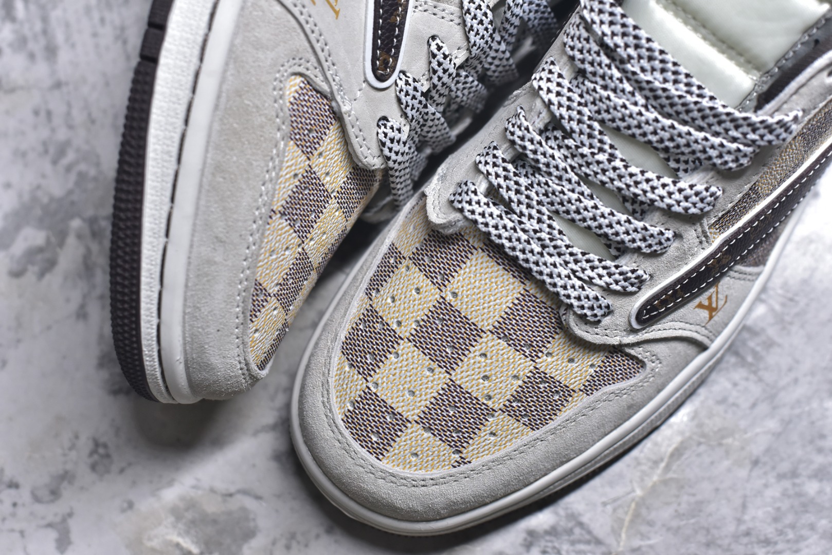 图片[8]-#海外爆款限量发售！Travis Scott x Fragment Design x Jordan Air Jordan 1 Low OG SP “LV联名——方格米棕” 多方联名合作融合了Travi翻毛蓝勾s Scott 独特的音乐风格，藤原浩个性的设计风格以及Jordan品牌的经典元素 使其成为一双具有独特身份和价值的鞋子 清新而立体的外观加上联名标识更突出了其独特身份 这种配色方案显示出活力和时尚感 在视觉上引人注目 鞋身的质感和细腻的细节处理使其显得高端而格调十足 这款“倒钩”联名是设计与创意完美结合 融合多方的个性风格是一款备受瞩目的潮流鞋款 低帮休闲板鞋 定制鞋盒 大厂纯原品质出货 超高清洁度 皮料切割干净无任何毛边 细节完美 货号：DZ5899-038 尺码：36 36.5 37.5 38 38.5 39 40 40.5 41 42 42.5 43 44 44.5 45-选品中心