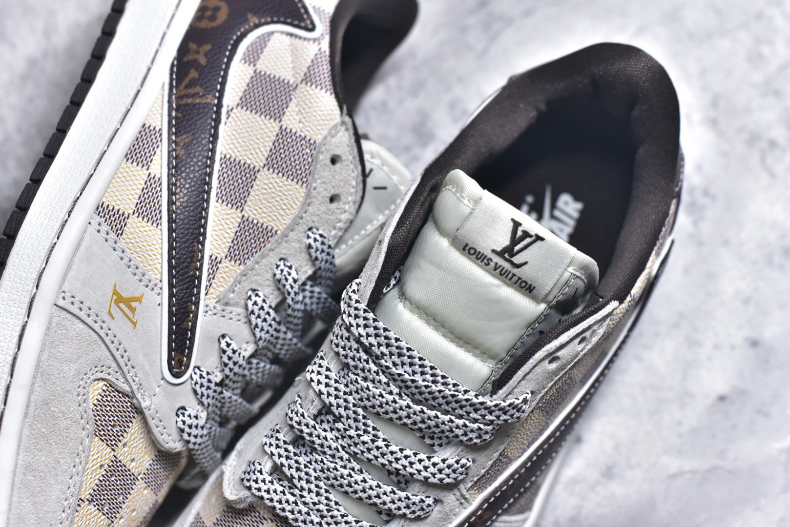 图片[9]-#海外爆款限量发售！Travis Scott x Fragment Design x Jordan Air Jordan 1 Low OG SP “LV联名——方格米棕” 多方联名合作融合了Travi翻毛蓝勾s Scott 独特的音乐风格，藤原浩个性的设计风格以及Jordan品牌的经典元素 使其成为一双具有独特身份和价值的鞋子 清新而立体的外观加上联名标识更突出了其独特身份 这种配色方案显示出活力和时尚感 在视觉上引人注目 鞋身的质感和细腻的细节处理使其显得高端而格调十足 这款“倒钩”联名是设计与创意完美结合 融合多方的个性风格是一款备受瞩目的潮流鞋款 低帮休闲板鞋 定制鞋盒 大厂纯原品质出货 超高清洁度 皮料切割干净无任何毛边 细节完美 货号：DZ5899-038 尺码：36 36.5 37.5 38 38.5 39 40 40.5 41 42 42.5 43 44 44.5 45-选品中心