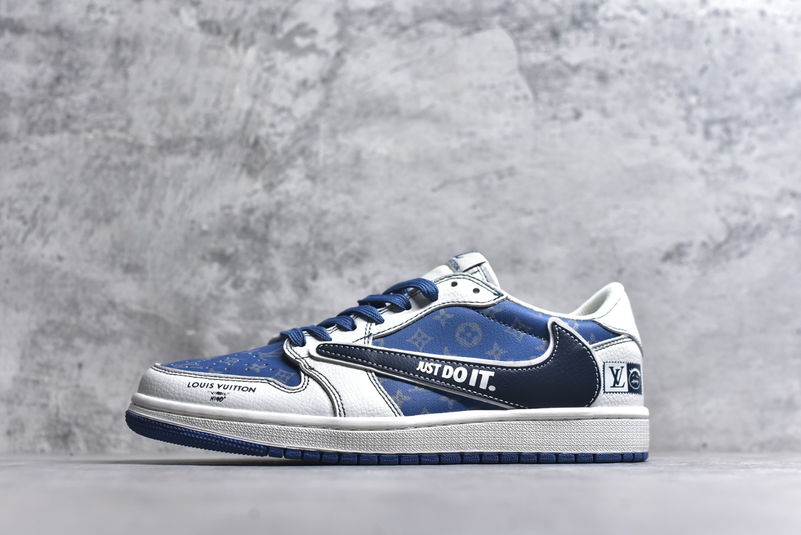 #海外爆款限量发售！Travis Scott x Fragment Design x Jordan Air Jordan 1 Low OG SP “LV联名——蝶翅蓝” 多方联名合作融合了Travi翻毛蓝勾s Scott 独特的音乐风格，藤原浩个性的设计风格以及Jordan品牌的经典元素 使其成为一双具有独特身份和价值的鞋子 清新而立体的外观加上联名标识更突出了其独特身份 这种配色方案显示出活力和时尚感 在视觉上引人注目 鞋身的质感和细腻的细节处理使其显得高端而格调十足 这款“倒钩”联名是设计与创意完美结合 融合多方的个性风格是一款备受瞩目的潮流鞋款 低帮休闲板鞋 定制鞋盒 大厂纯原品质出货 超高清洁度 皮料切割干净无任何毛边 细节完美 货号：DZ5899-037 尺码：36 36.5 37.5 38 38.5 39 40 40.5 41 42 42.5 43 44 44.5 45-选品中心