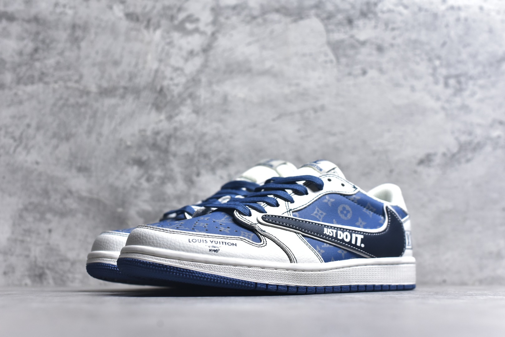 图片[2]-#海外爆款限量发售！Travis Scott x Fragment Design x Jordan Air Jordan 1 Low OG SP “LV联名——蝶翅蓝” 多方联名合作融合了Travi翻毛蓝勾s Scott 独特的音乐风格，藤原浩个性的设计风格以及Jordan品牌的经典元素 使其成为一双具有独特身份和价值的鞋子 清新而立体的外观加上联名标识更突出了其独特身份 这种配色方案显示出活力和时尚感 在视觉上引人注目 鞋身的质感和细腻的细节处理使其显得高端而格调十足 这款“倒钩”联名是设计与创意完美结合 融合多方的个性风格是一款备受瞩目的潮流鞋款 低帮休闲板鞋 定制鞋盒 大厂纯原品质出货 超高清洁度 皮料切割干净无任何毛边 细节完美 货号：DZ5899-037 尺码：36 36.5 37.5 38 38.5 39 40 40.5 41 42 42.5 43 44 44.5 45-选品中心