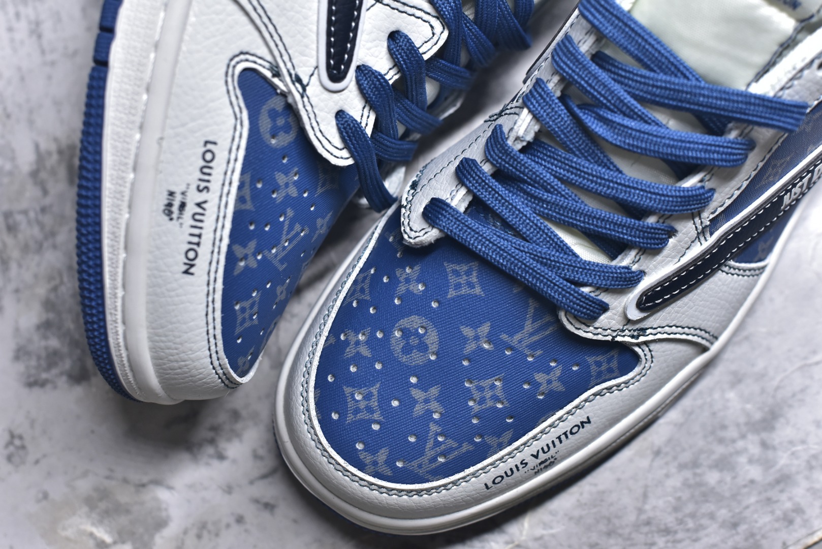 图片[8]-#海外爆款限量发售！Travis Scott x Fragment Design x Jordan Air Jordan 1 Low OG SP “LV联名——蝶翅蓝” 多方联名合作融合了Travi翻毛蓝勾s Scott 独特的音乐风格，藤原浩个性的设计风格以及Jordan品牌的经典元素 使其成为一双具有独特身份和价值的鞋子 清新而立体的外观加上联名标识更突出了其独特身份 这种配色方案显示出活力和时尚感 在视觉上引人注目 鞋身的质感和细腻的细节处理使其显得高端而格调十足 这款“倒钩”联名是设计与创意完美结合 融合多方的个性风格是一款备受瞩目的潮流鞋款 低帮休闲板鞋 定制鞋盒 大厂纯原品质出货 超高清洁度 皮料切割干净无任何毛边 细节完美 货号：DZ5899-037 尺码：36 36.5 37.5 38 38.5 39 40 40.5 41 42 42.5 43 44 44.5 45-选品中心