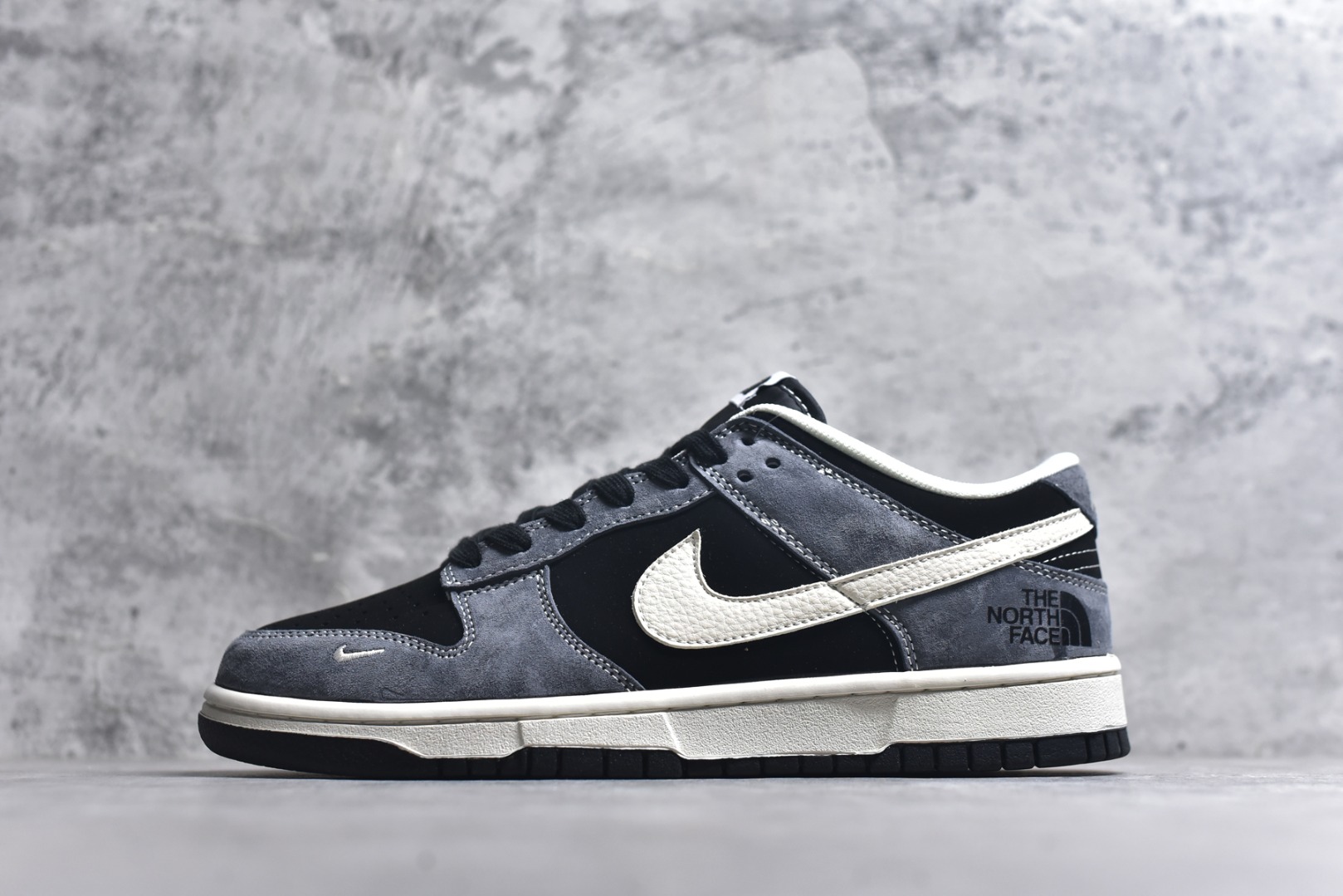 #Nike SB Dunk Low 北面联名 灰黑猪八革 周年高端定制 低帮休闲板鞋 DN3168-006 #定制鞋盒 大厂纯原品质出货 超高清洁度 皮料切割干净无任何毛边 细节完美 尺码：36 36.5 37.5 38 38.5 39 40 40.5 41 42 42.5 43 44 44.5 45 9.E5-选品中心