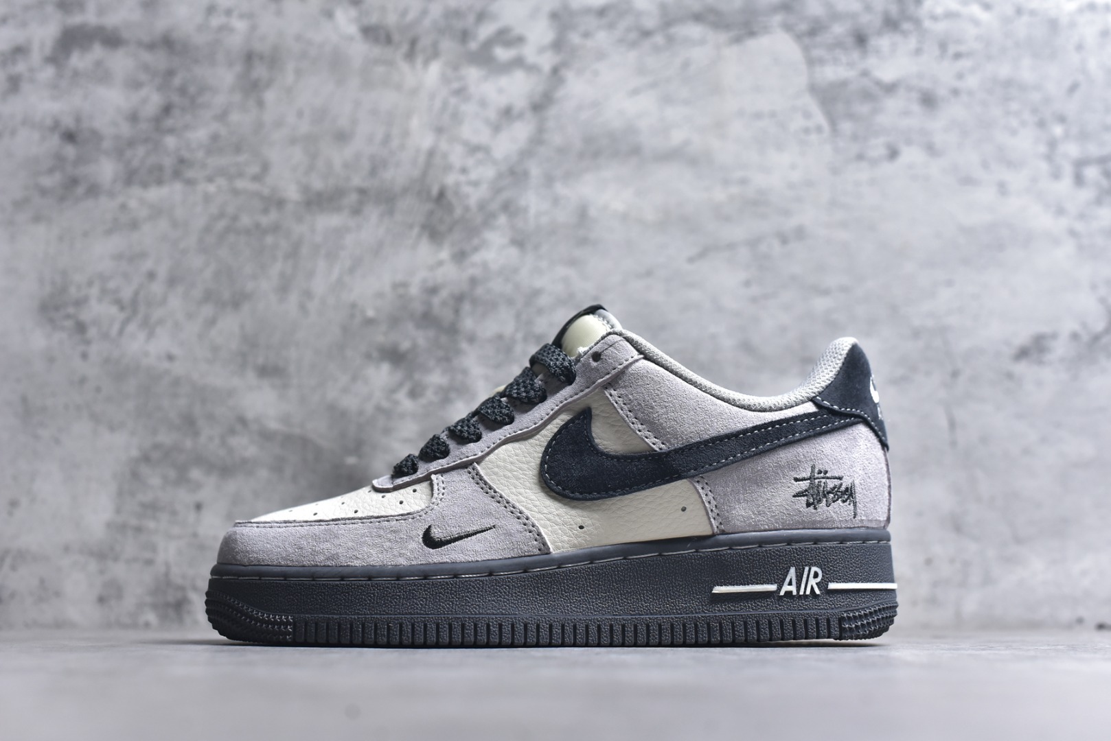 #海外限量发售！公司级NIke Air Force 1 \'07 Low “斯图西联名——米灰墨玉底”空军一号 低帮 运动鞋 休闲鞋 折边针车 工艺难度大 原楦头原纸板 原装鞋盒 定制五金配件 内置全掌气垫 原厂鞋底 货号：XZ6188-196 尺码：36 36.5 37.5 38 38.5 39 40 40.5 41 42 42.5 43 44 44.5 45-选品中心