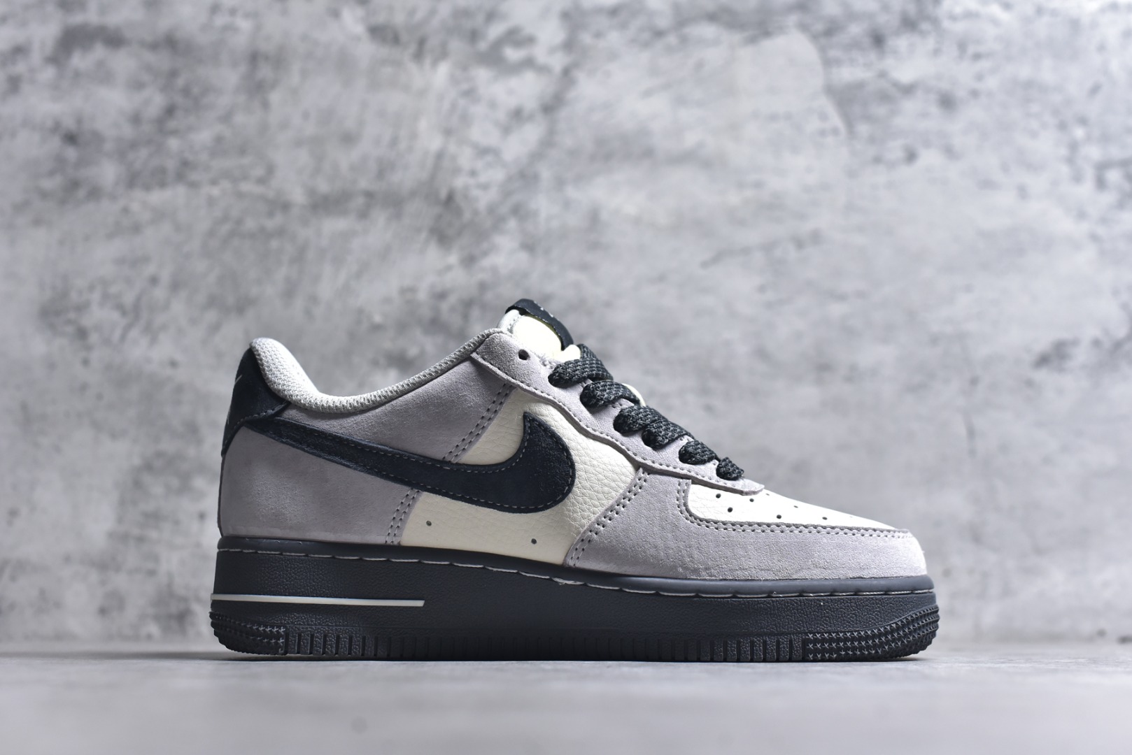 图片[3]-#海外限量发售！公司级NIke Air Force 1 \’07 Low “斯图西联名——米灰墨玉底”空军一号 低帮 运动鞋 休闲鞋 折边针车 工艺难度大 原楦头原纸板 原装鞋盒 定制五金配件 内置全掌气垫 原厂鞋底 货号：XZ6188-196 尺码：36 36.5 37.5 38 38.5 39 40 40.5 41 42 42.5 43 44 44.5 45-选品中心