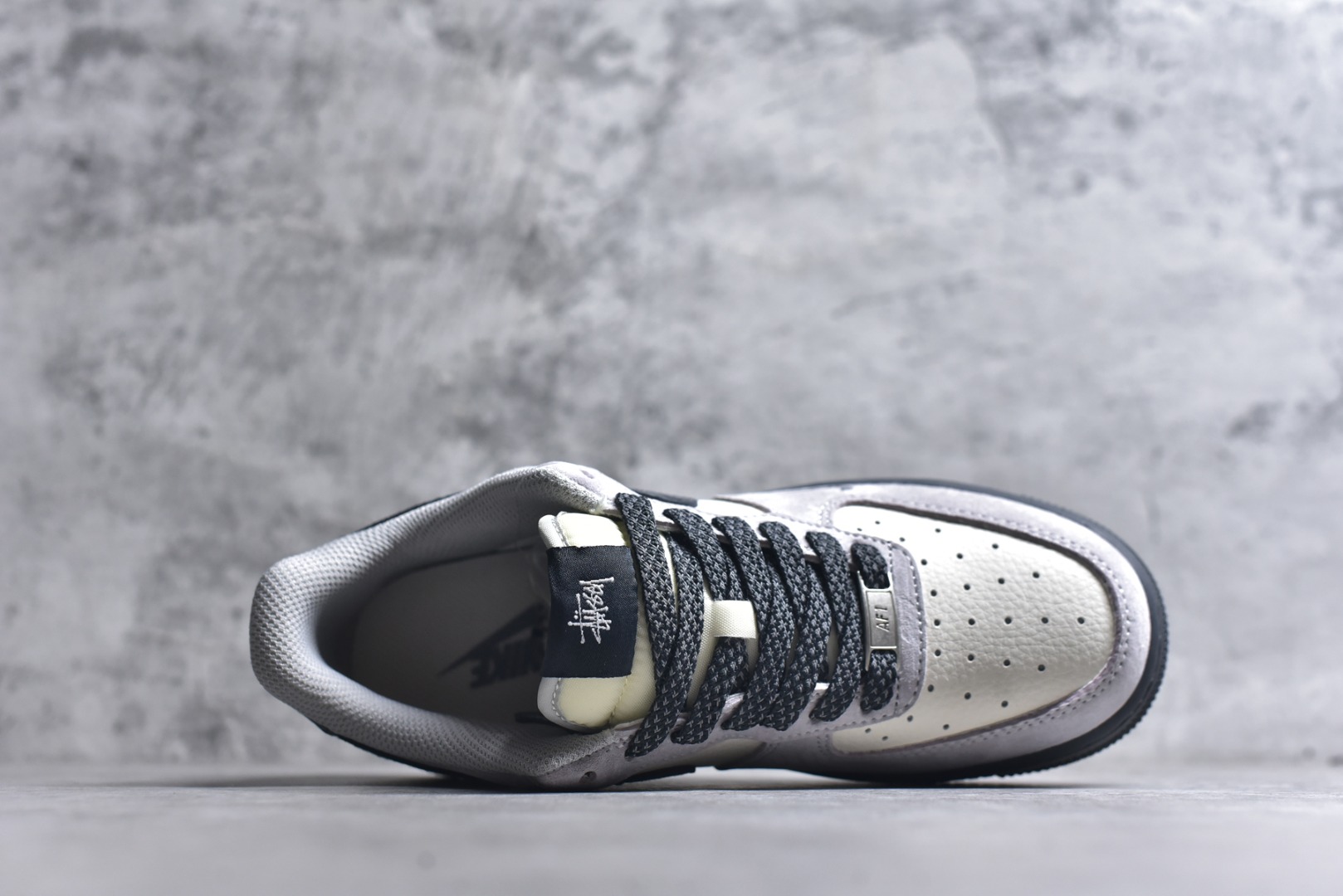 图片[4]-#海外限量发售！公司级NIke Air Force 1 \’07 Low “斯图西联名——米灰墨玉底”空军一号 低帮 运动鞋 休闲鞋 折边针车 工艺难度大 原楦头原纸板 原装鞋盒 定制五金配件 内置全掌气垫 原厂鞋底 货号：XZ6188-196 尺码：36 36.5 37.5 38 38.5 39 40 40.5 41 42 42.5 43 44 44.5 45-选品中心