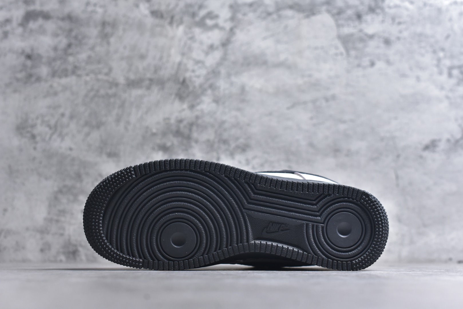 图片[6]-#海外限量发售！公司级NIke Air Force 1 \’07 Low “斯图西联名——米灰墨玉底”空军一号 低帮 运动鞋 休闲鞋 折边针车 工艺难度大 原楦头原纸板 原装鞋盒 定制五金配件 内置全掌气垫 原厂鞋底 货号：XZ6188-196 尺码：36 36.5 37.5 38 38.5 39 40 40.5 41 42 42.5 43 44 44.5 45-选品中心