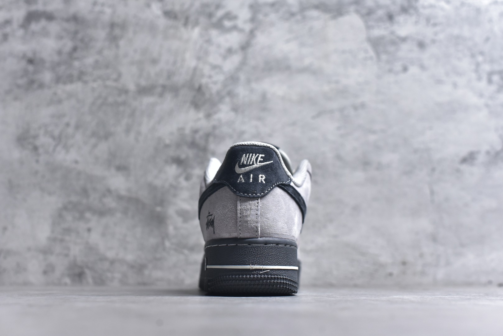图片[5]-#海外限量发售！公司级NIke Air Force 1 \’07 Low “斯图西联名——米灰墨玉底”空军一号 低帮 运动鞋 休闲鞋 折边针车 工艺难度大 原楦头原纸板 原装鞋盒 定制五金配件 内置全掌气垫 原厂鞋底 货号：XZ6188-196 尺码：36 36.5 37.5 38 38.5 39 40 40.5 41 42 42.5 43 44 44.5 45-选品中心