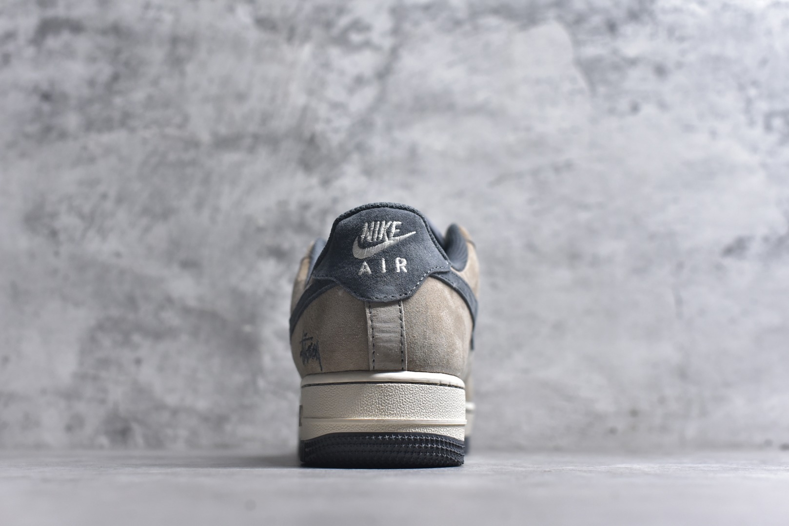 图片[5]-#海外限量发售！公司级NIke Air Force 1 \’07 Low “斯图西联名–羊皮棕”空军一号 低帮 运动鞋 休闲鞋 折边针车 工艺难度大 原楦头原纸板 原装鞋盒 定制五金配件 内置全掌气垫 原厂鞋底 货号：XZ6188-888 尺码：36 36.5 37.5 38 38.5 39 40 40.5 41 42 42.5 43 44 44.5 45-选品中心