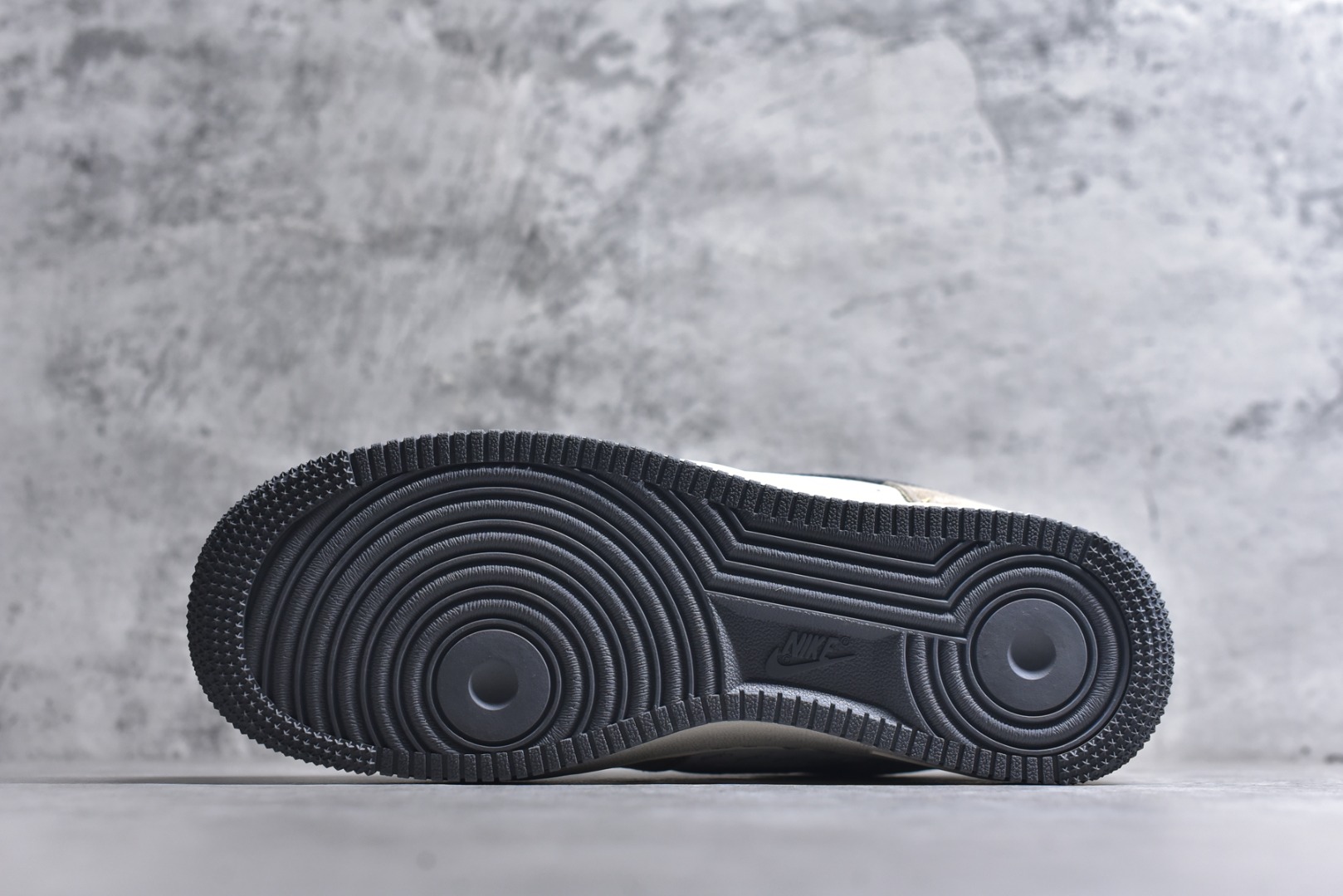 图片[6]-#海外限量发售！公司级NIke Air Force 1 \’07 Low “斯图西联名–羊皮棕”空军一号 低帮 运动鞋 休闲鞋 折边针车 工艺难度大 原楦头原纸板 原装鞋盒 定制五金配件 内置全掌气垫 原厂鞋底 货号：XZ6188-888 尺码：36 36.5 37.5 38 38.5 39 40 40.5 41 42 42.5 43 44 44.5 45-选品中心