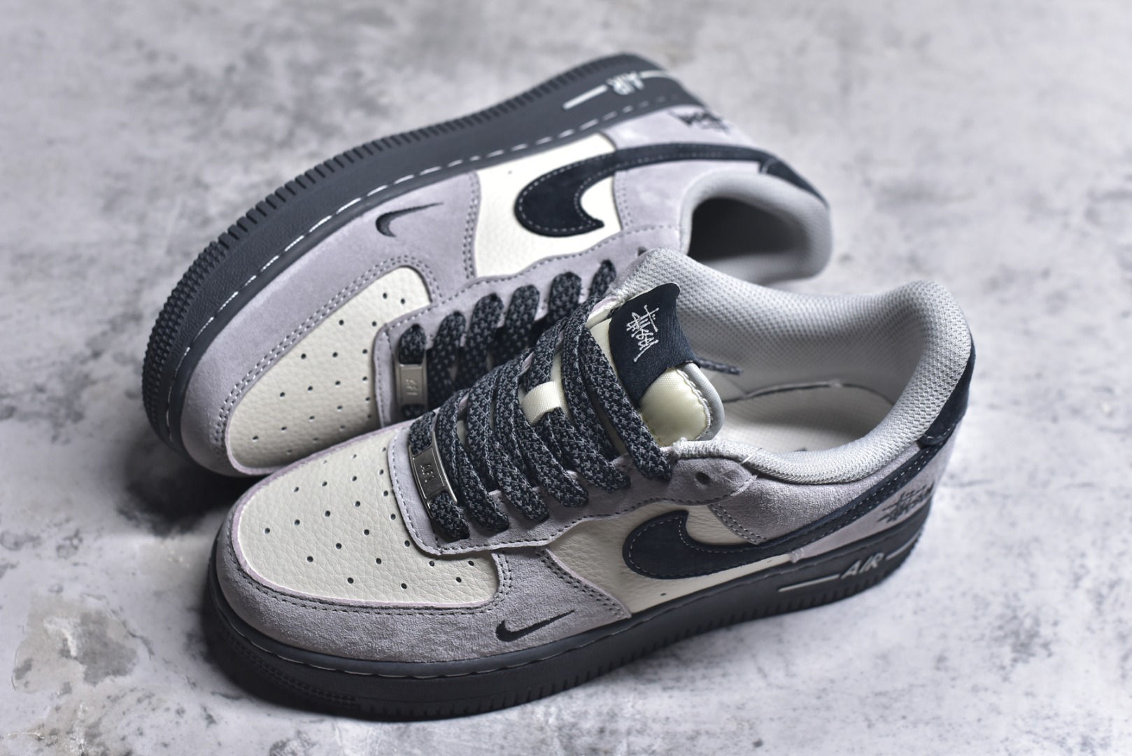 图片[7]-#海外限量发售！公司级NIke Air Force 1 \’07 Low “斯图西联名——米灰墨玉底”空军一号 低帮 运动鞋 休闲鞋 折边针车 工艺难度大 原楦头原纸板 原装鞋盒 定制五金配件 内置全掌气垫 原厂鞋底 货号：XZ6188-196 尺码：36 36.5 37.5 38 38.5 39 40 40.5 41 42 42.5 43 44 44.5 45-选品中心