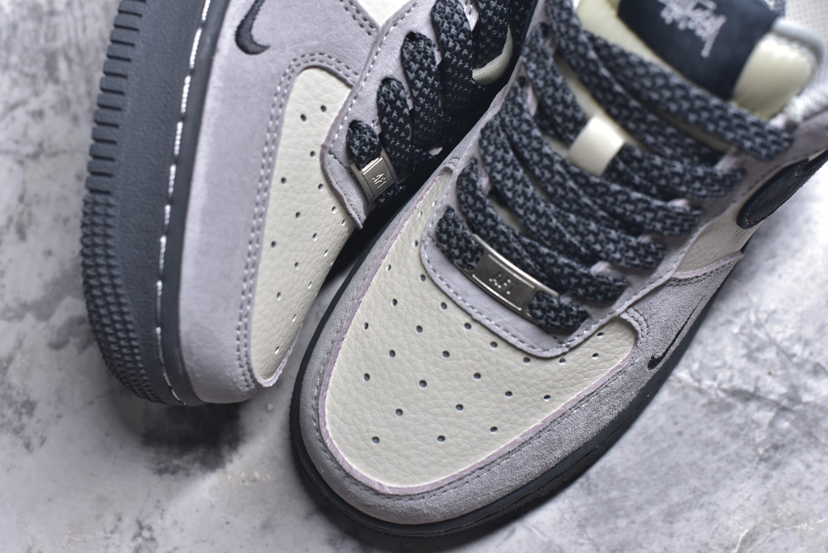 图片[8]-#海外限量发售！公司级NIke Air Force 1 \’07 Low “斯图西联名——米灰墨玉底”空军一号 低帮 运动鞋 休闲鞋 折边针车 工艺难度大 原楦头原纸板 原装鞋盒 定制五金配件 内置全掌气垫 原厂鞋底 货号：XZ6188-196 尺码：36 36.5 37.5 38 38.5 39 40 40.5 41 42 42.5 43 44 44.5 45-选品中心