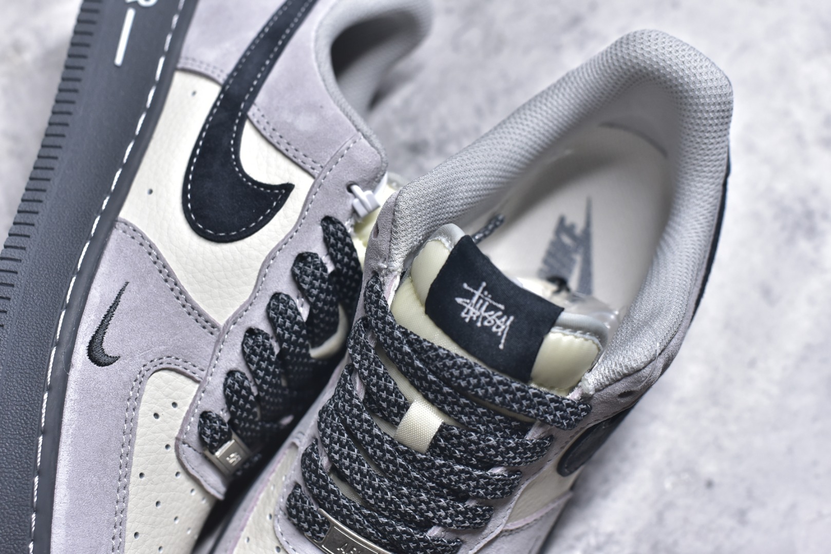 图片[9]-#海外限量发售！公司级NIke Air Force 1 \’07 Low “斯图西联名——米灰墨玉底”空军一号 低帮 运动鞋 休闲鞋 折边针车 工艺难度大 原楦头原纸板 原装鞋盒 定制五金配件 内置全掌气垫 原厂鞋底 货号：XZ6188-196 尺码：36 36.5 37.5 38 38.5 39 40 40.5 41 42 42.5 43 44 44.5 45-选品中心