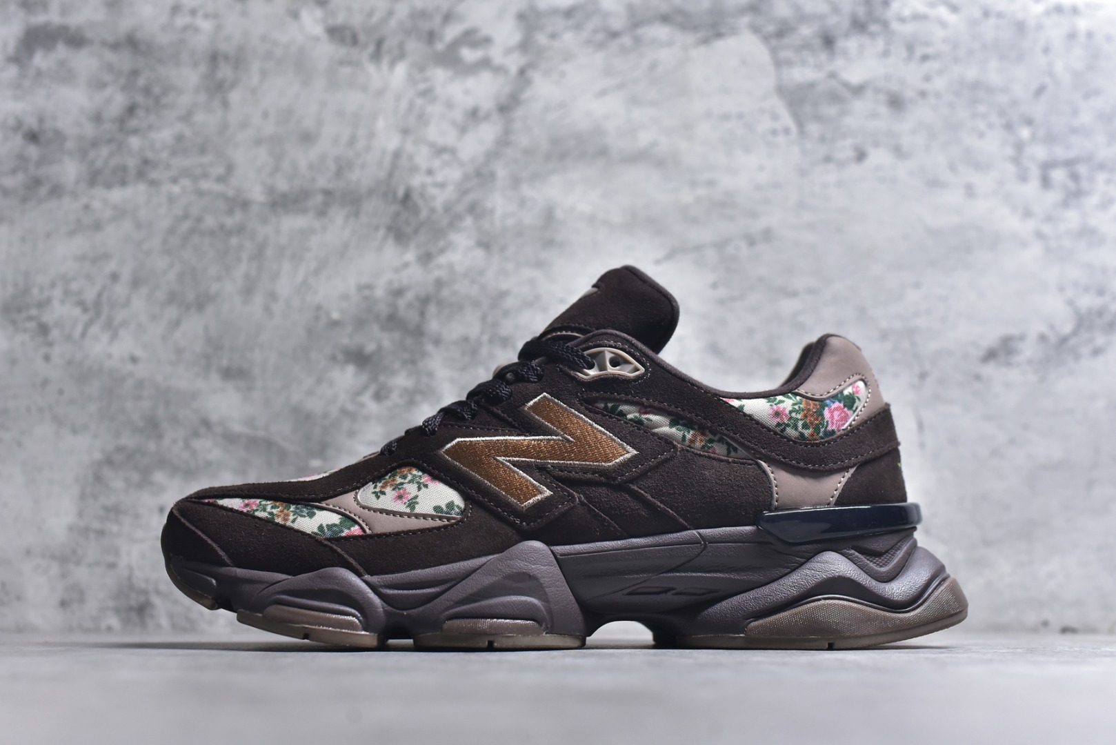 #New Balance NB9060 联名款 复古休闲运动慢跑鞋 灰色 U9060ATP 全套原楦原纸板原厂数据开发 进口三明治网面 原装进口翻毛皮料正确绒感卡色 正确中底拉帮中底网布细节 原厂标裁 带紫光防伪 定制后跟透明水晶模块 冲裁组合 大底贴合程度胶水上色把控完美 整洁度挑战全网艺术家 多道序QC把关品质完善 匠心打造 耗时两个月开发完成 工艺极其复杂难度可想而知 新开独立私模大底 全网唯一正确六层组合大底 高端零售专供产物 尺码：36 37 37.5 38 38.5 39 40 40.5 41 42 42.5 43 44 45 46.5-选品中心