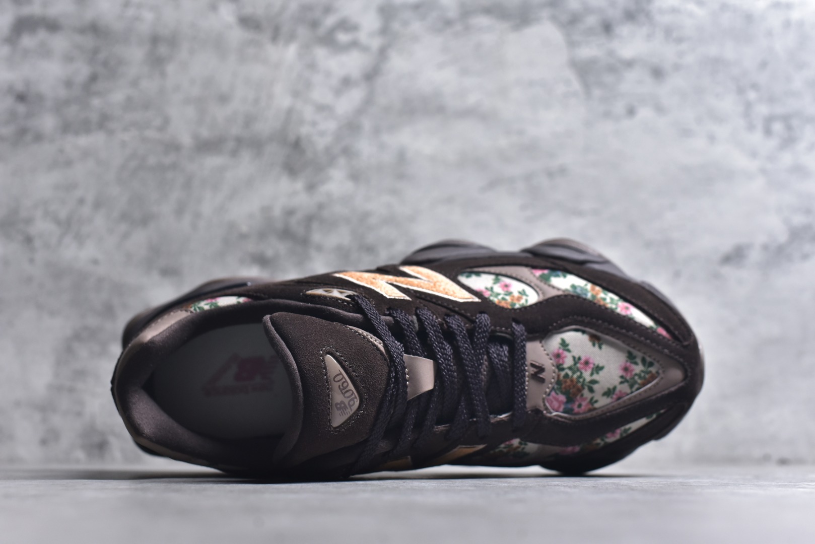 图片[4]-#New Balance NB9060 联名款 复古休闲运动慢跑鞋 灰色 U9060ATP 全套原楦原纸板原厂数据开发 进口三明治网面 原装进口翻毛皮料正确绒感卡色 正确中底拉帮中底网布细节 原厂标裁 带紫光防伪 定制后跟透明水晶模块 冲裁组合 大底贴合程度胶水上色把控完美 整洁度挑战全网艺术家 多道序QC把关品质完善 匠心打造 耗时两个月开发完成 工艺极其复杂难度可想而知 新开独立私模大底 全网唯一正确六层组合大底 高端零售专供产物 尺码：36 37 37.5 38 38.5 39 40 40.5 41 42 42.5 43 44 45 46.5-选品中心