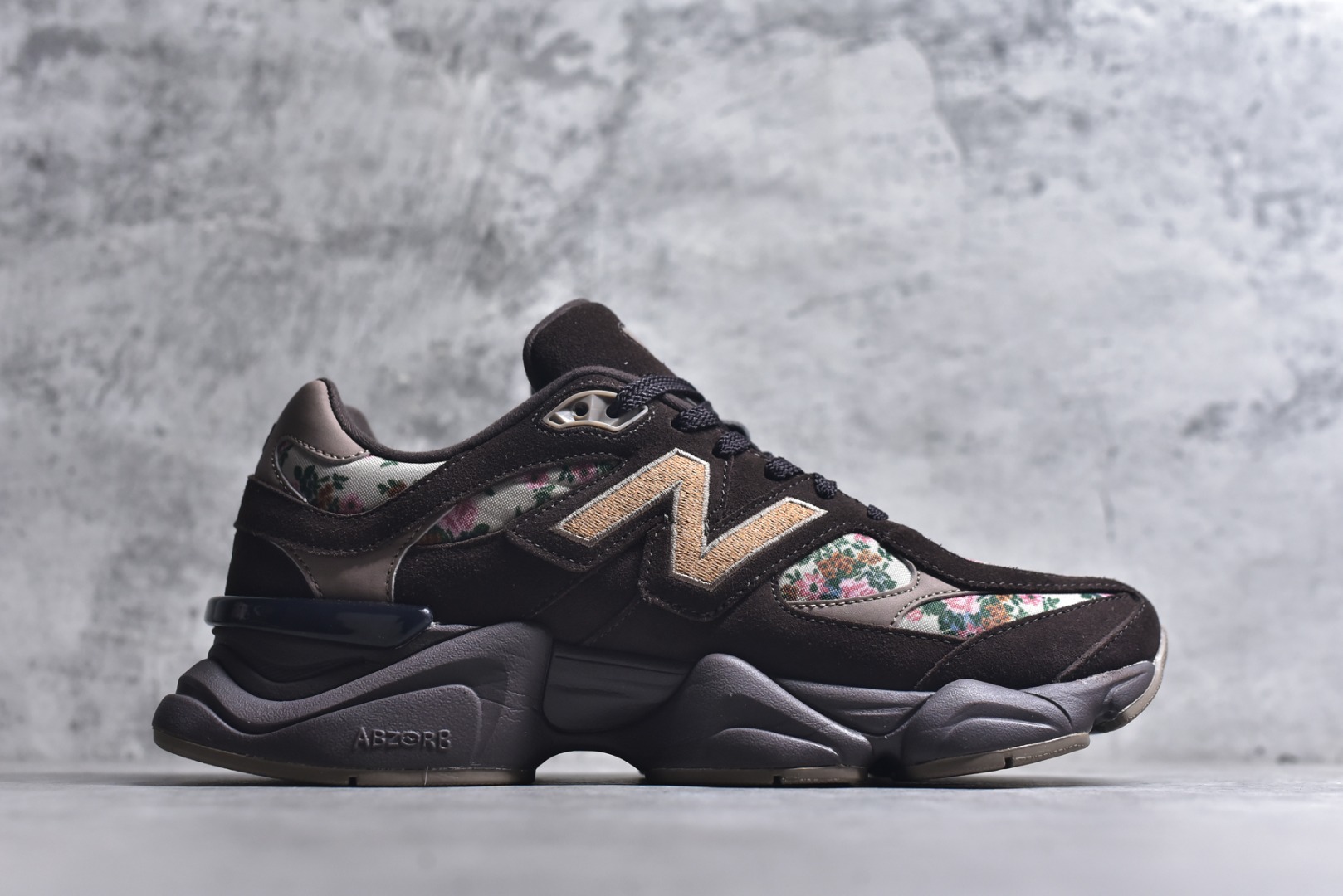 图片[3]-#New Balance NB9060 联名款 复古休闲运动慢跑鞋 灰色 U9060ATP 全套原楦原纸板原厂数据开发 进口三明治网面 原装进口翻毛皮料正确绒感卡色 正确中底拉帮中底网布细节 原厂标裁 带紫光防伪 定制后跟透明水晶模块 冲裁组合 大底贴合程度胶水上色把控完美 整洁度挑战全网艺术家 多道序QC把关品质完善 匠心打造 耗时两个月开发完成 工艺极其复杂难度可想而知 新开独立私模大底 全网唯一正确六层组合大底 高端零售专供产物 尺码：36 37 37.5 38 38.5 39 40 40.5 41 42 42.5 43 44 45 46.5-选品中心