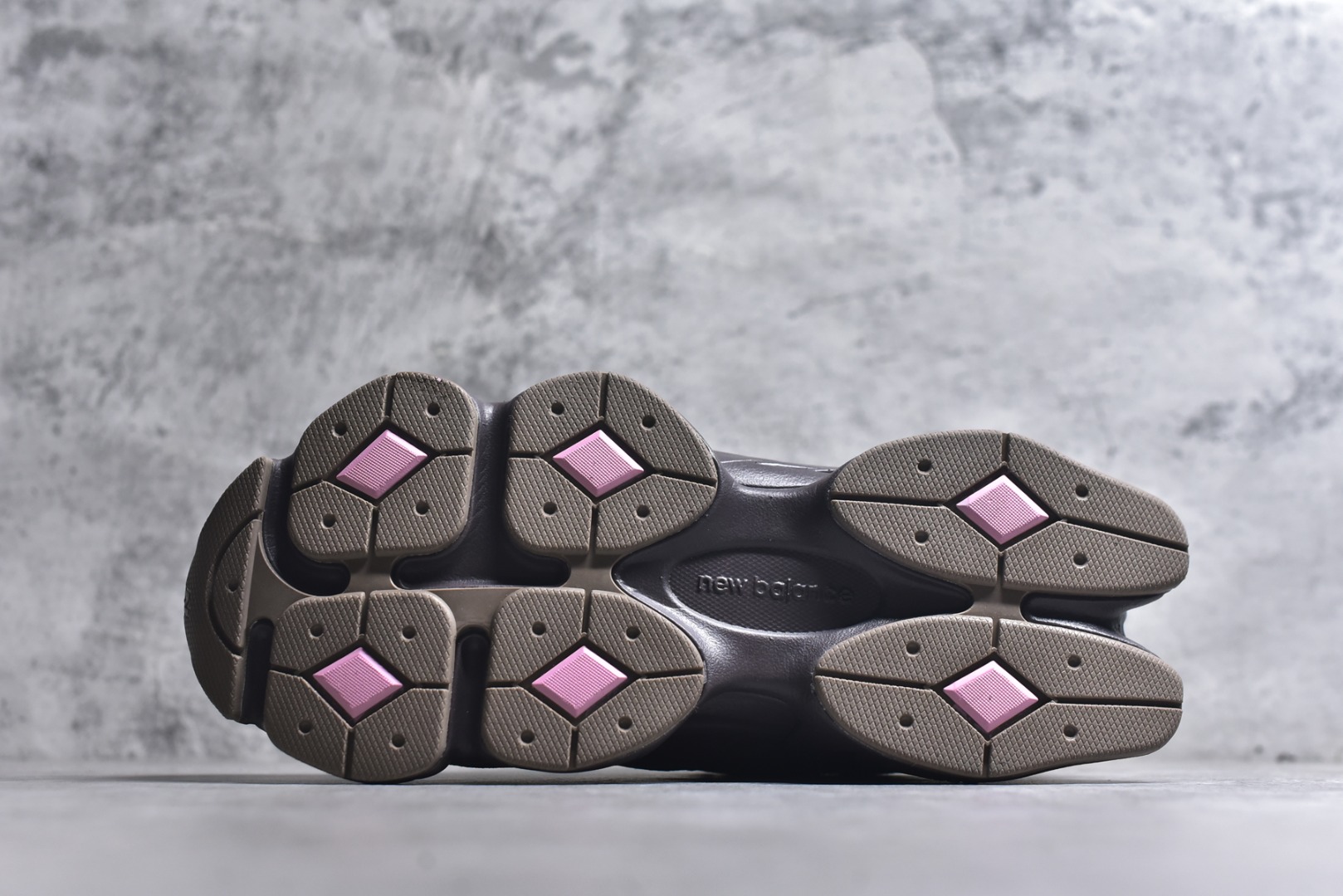 图片[6]-#New Balance NB9060 联名款 复古休闲运动慢跑鞋 灰色 U9060ATP 全套原楦原纸板原厂数据开发 进口三明治网面 原装进口翻毛皮料正确绒感卡色 正确中底拉帮中底网布细节 原厂标裁 带紫光防伪 定制后跟透明水晶模块 冲裁组合 大底贴合程度胶水上色把控完美 整洁度挑战全网艺术家 多道序QC把关品质完善 匠心打造 耗时两个月开发完成 工艺极其复杂难度可想而知 新开独立私模大底 全网唯一正确六层组合大底 高端零售专供产物 尺码：36 37 37.5 38 38.5 39 40 40.5 41 42 42.5 43 44 45 46.5-选品中心