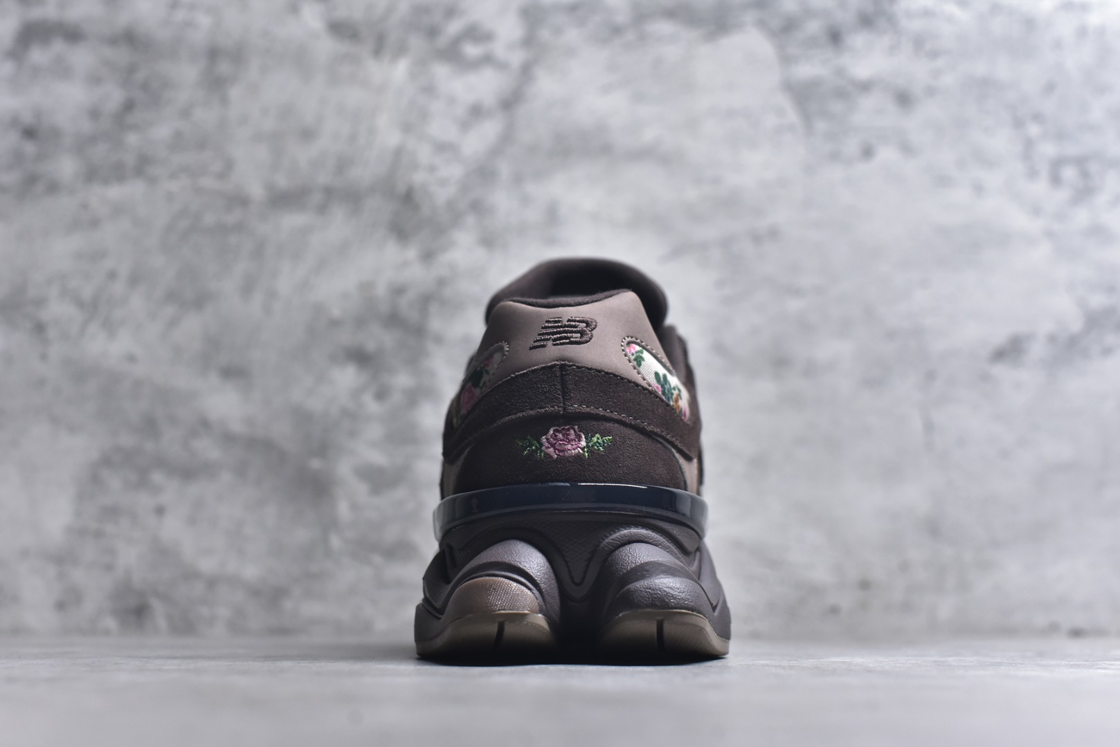 图片[5]-#New Balance NB9060 联名款 复古休闲运动慢跑鞋 灰色 U9060ATP 全套原楦原纸板原厂数据开发 进口三明治网面 原装进口翻毛皮料正确绒感卡色 正确中底拉帮中底网布细节 原厂标裁 带紫光防伪 定制后跟透明水晶模块 冲裁组合 大底贴合程度胶水上色把控完美 整洁度挑战全网艺术家 多道序QC把关品质完善 匠心打造 耗时两个月开发完成 工艺极其复杂难度可想而知 新开独立私模大底 全网唯一正确六层组合大底 高端零售专供产物 尺码：36 37 37.5 38 38.5 39 40 40.5 41 42 42.5 43 44 45 46.5-选品中心