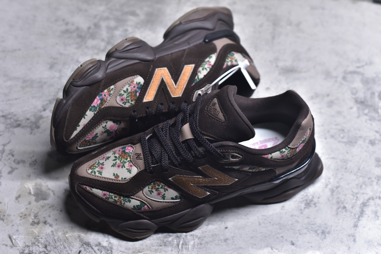 图片[7]-#New Balance NB9060 联名款 复古休闲运动慢跑鞋 灰色 U9060ATP 全套原楦原纸板原厂数据开发 进口三明治网面 原装进口翻毛皮料正确绒感卡色 正确中底拉帮中底网布细节 原厂标裁 带紫光防伪 定制后跟透明水晶模块 冲裁组合 大底贴合程度胶水上色把控完美 整洁度挑战全网艺术家 多道序QC把关品质完善 匠心打造 耗时两个月开发完成 工艺极其复杂难度可想而知 新开独立私模大底 全网唯一正确六层组合大底 高端零售专供产物 尺码：36 37 37.5 38 38.5 39 40 40.5 41 42 42.5 43 44 45 46.5-选品中心