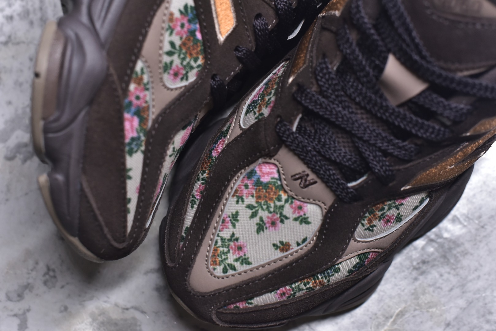 图片[8]-#New Balance NB9060 联名款 复古休闲运动慢跑鞋 灰色 U9060ATP 全套原楦原纸板原厂数据开发 进口三明治网面 原装进口翻毛皮料正确绒感卡色 正确中底拉帮中底网布细节 原厂标裁 带紫光防伪 定制后跟透明水晶模块 冲裁组合 大底贴合程度胶水上色把控完美 整洁度挑战全网艺术家 多道序QC把关品质完善 匠心打造 耗时两个月开发完成 工艺极其复杂难度可想而知 新开独立私模大底 全网唯一正确六层组合大底 高端零售专供产物 尺码：36 37 37.5 38 38.5 39 40 40.5 41 42 42.5 43 44 45 46.5-选品中心