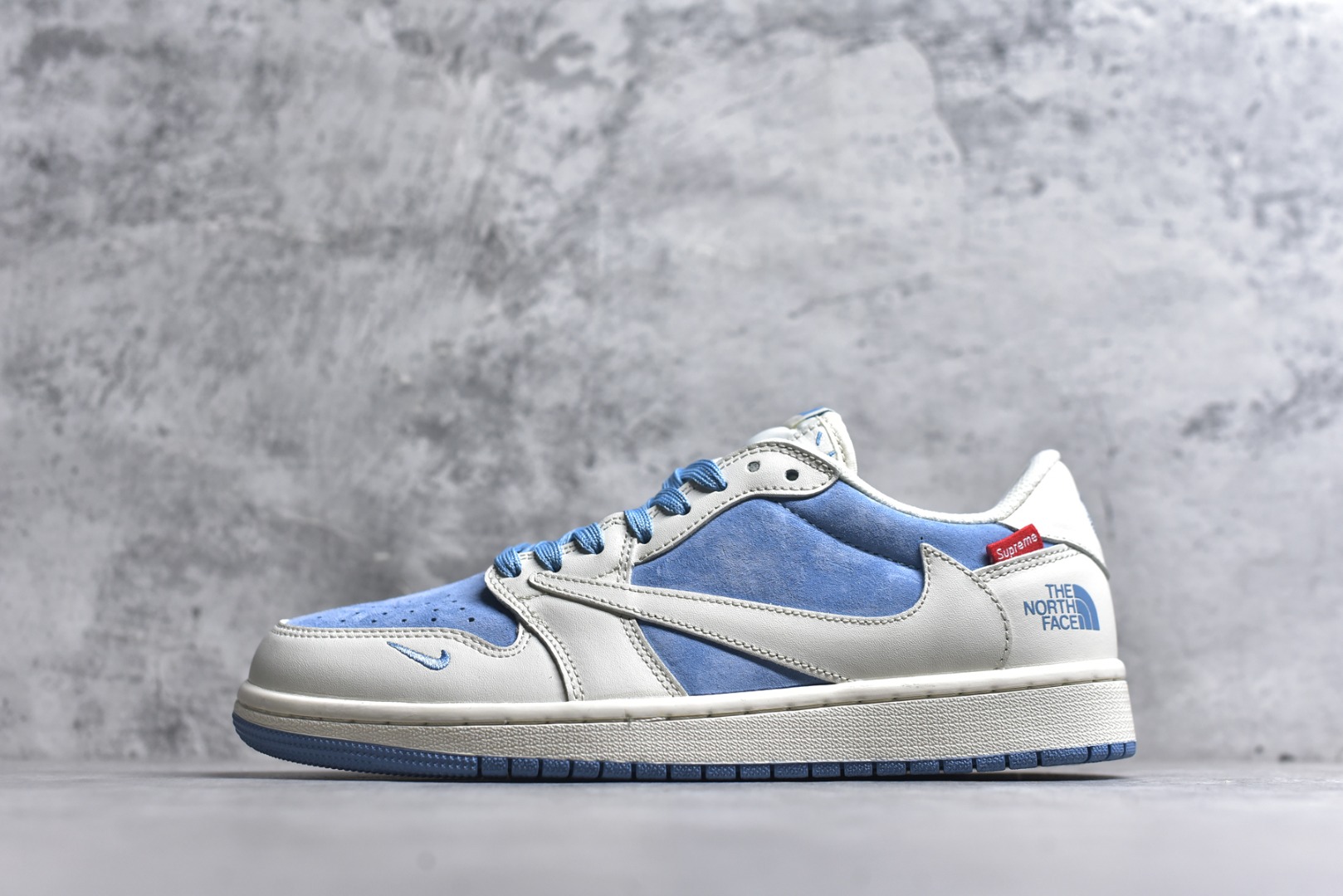 #海外爆款限量发售！Travis Scott x Fragment Design x Jordan Air Jordan 1 Low OG SP “北面三方联名-冰蓝猪八革” 多方联名合作融合了Travi灰勾s Scott 独特的音乐风格，藤原浩个性的设计风格以及Jordan品牌的经典元素 使其成为一双具有独特身份和价值的鞋子 清新而立体的外观加上联名标识更突出了其独特身份 这种配色方案显示出活力和时尚感 在视觉上引人注目 鞋身的质感和细腻的细节处理使其显得高端而格调十足 这款“倒钩”联名是设计与创意完美结合 融合多方的个性风格是一款备受瞩目的潮流鞋款 低帮休闲板鞋 定制鞋盒 大厂纯原品质出货 超高清洁度 皮料切割干净无任何毛边 细节完美 货号：DM7866-124 尺码：36 36.5 37.5 38 38.5 39 40 40.5 41 42 42.5 43 44 44.5 45-选品中心