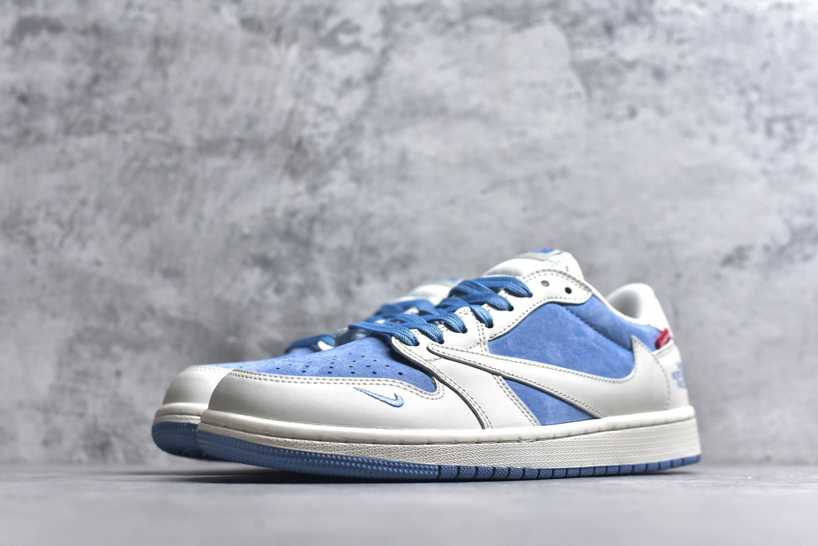 图片[2]-#海外爆款限量发售！Travis Scott x Fragment Design x Jordan Air Jordan 1 Low OG SP “北面三方联名-冰蓝猪八革” 多方联名合作融合了Travi灰勾s Scott 独特的音乐风格，藤原浩个性的设计风格以及Jordan品牌的经典元素 使其成为一双具有独特身份和价值的鞋子 清新而立体的外观加上联名标识更突出了其独特身份 这种配色方案显示出活力和时尚感 在视觉上引人注目 鞋身的质感和细腻的细节处理使其显得高端而格调十足 这款“倒钩”联名是设计与创意完美结合 融合多方的个性风格是一款备受瞩目的潮流鞋款 低帮休闲板鞋 定制鞋盒 大厂纯原品质出货 超高清洁度 皮料切割干净无任何毛边 细节完美 货号：DM7866-124 尺码：36 36.5 37.5 38 38.5 39 40 40.5 41 42 42.5 43 44 44.5 45-选品中心
