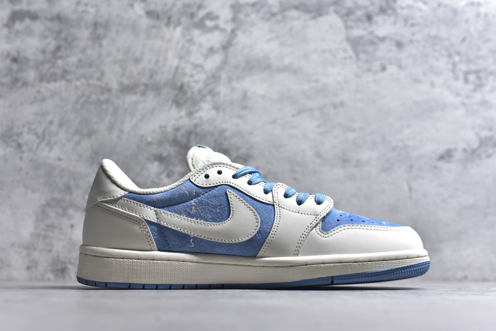 图片[3]-#海外爆款限量发售！Travis Scott x Fragment Design x Jordan Air Jordan 1 Low OG SP “北面三方联名-冰蓝猪八革” 多方联名合作融合了Travi灰勾s Scott 独特的音乐风格，藤原浩个性的设计风格以及Jordan品牌的经典元素 使其成为一双具有独特身份和价值的鞋子 清新而立体的外观加上联名标识更突出了其独特身份 这种配色方案显示出活力和时尚感 在视觉上引人注目 鞋身的质感和细腻的细节处理使其显得高端而格调十足 这款“倒钩”联名是设计与创意完美结合 融合多方的个性风格是一款备受瞩目的潮流鞋款 低帮休闲板鞋 定制鞋盒 大厂纯原品质出货 超高清洁度 皮料切割干净无任何毛边 细节完美 货号：DM7866-124 尺码：36 36.5 37.5 38 38.5 39 40 40.5 41 42 42.5 43 44 44.5 45-选品中心
