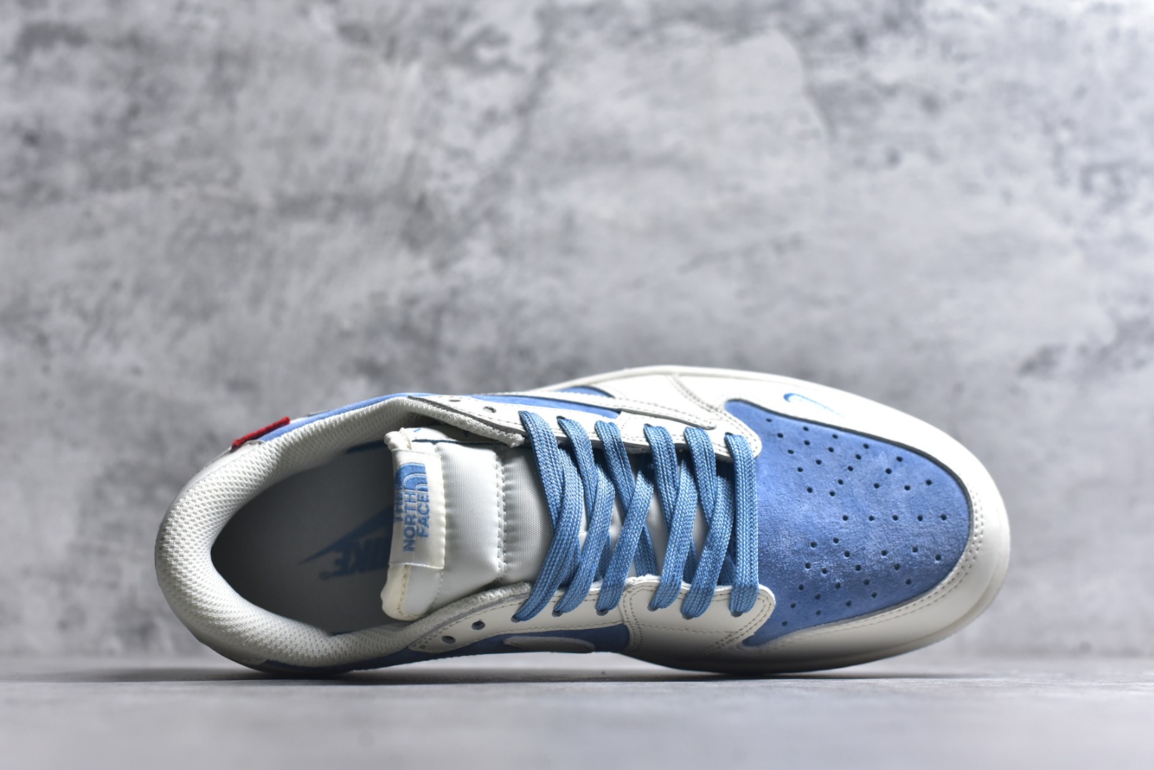 图片[4]-#海外爆款限量发售！Travis Scott x Fragment Design x Jordan Air Jordan 1 Low OG SP “北面三方联名-冰蓝猪八革” 多方联名合作融合了Travi灰勾s Scott 独特的音乐风格，藤原浩个性的设计风格以及Jordan品牌的经典元素 使其成为一双具有独特身份和价值的鞋子 清新而立体的外观加上联名标识更突出了其独特身份 这种配色方案显示出活力和时尚感 在视觉上引人注目 鞋身的质感和细腻的细节处理使其显得高端而格调十足 这款“倒钩”联名是设计与创意完美结合 融合多方的个性风格是一款备受瞩目的潮流鞋款 低帮休闲板鞋 定制鞋盒 大厂纯原品质出货 超高清洁度 皮料切割干净无任何毛边 细节完美 货号：DM7866-124 尺码：36 36.5 37.5 38 38.5 39 40 40.5 41 42 42.5 43 44 44.5 45-选品中心