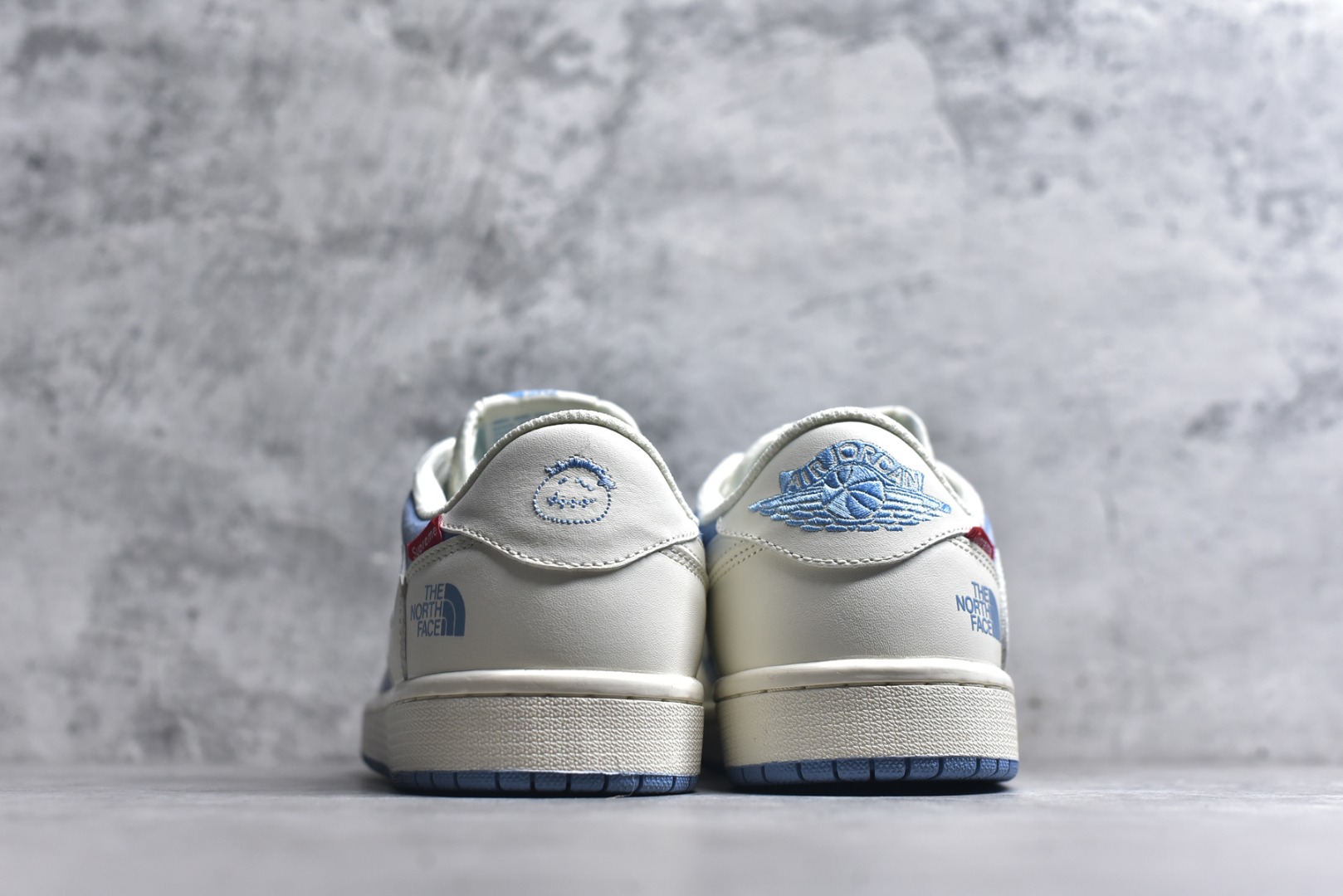 图片[5]-#海外爆款限量发售！Travis Scott x Fragment Design x Jordan Air Jordan 1 Low OG SP “北面三方联名-冰蓝猪八革” 多方联名合作融合了Travi灰勾s Scott 独特的音乐风格，藤原浩个性的设计风格以及Jordan品牌的经典元素 使其成为一双具有独特身份和价值的鞋子 清新而立体的外观加上联名标识更突出了其独特身份 这种配色方案显示出活力和时尚感 在视觉上引人注目 鞋身的质感和细腻的细节处理使其显得高端而格调十足 这款“倒钩”联名是设计与创意完美结合 融合多方的个性风格是一款备受瞩目的潮流鞋款 低帮休闲板鞋 定制鞋盒 大厂纯原品质出货 超高清洁度 皮料切割干净无任何毛边 细节完美 货号：DM7866-124 尺码：36 36.5 37.5 38 38.5 39 40 40.5 41 42 42.5 43 44 44.5 45-选品中心