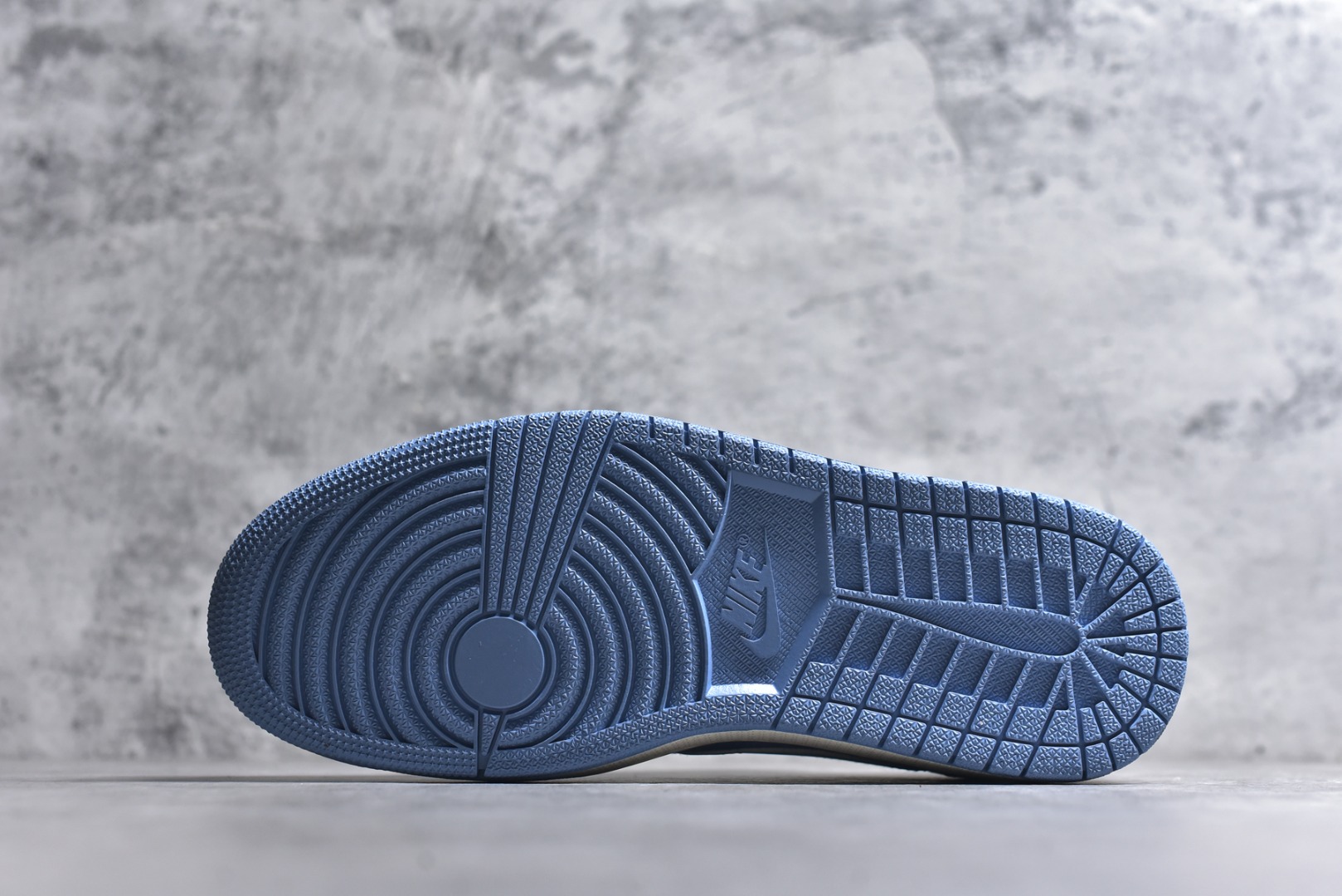 图片[6]-#海外爆款限量发售！Travis Scott x Fragment Design x Jordan Air Jordan 1 Low OG SP “北面三方联名-冰蓝猪八革” 多方联名合作融合了Travi灰勾s Scott 独特的音乐风格，藤原浩个性的设计风格以及Jordan品牌的经典元素 使其成为一双具有独特身份和价值的鞋子 清新而立体的外观加上联名标识更突出了其独特身份 这种配色方案显示出活力和时尚感 在视觉上引人注目 鞋身的质感和细腻的细节处理使其显得高端而格调十足 这款“倒钩”联名是设计与创意完美结合 融合多方的个性风格是一款备受瞩目的潮流鞋款 低帮休闲板鞋 定制鞋盒 大厂纯原品质出货 超高清洁度 皮料切割干净无任何毛边 细节完美 货号：DM7866-124 尺码：36 36.5 37.5 38 38.5 39 40 40.5 41 42 42.5 43 44 44.5 45-选品中心