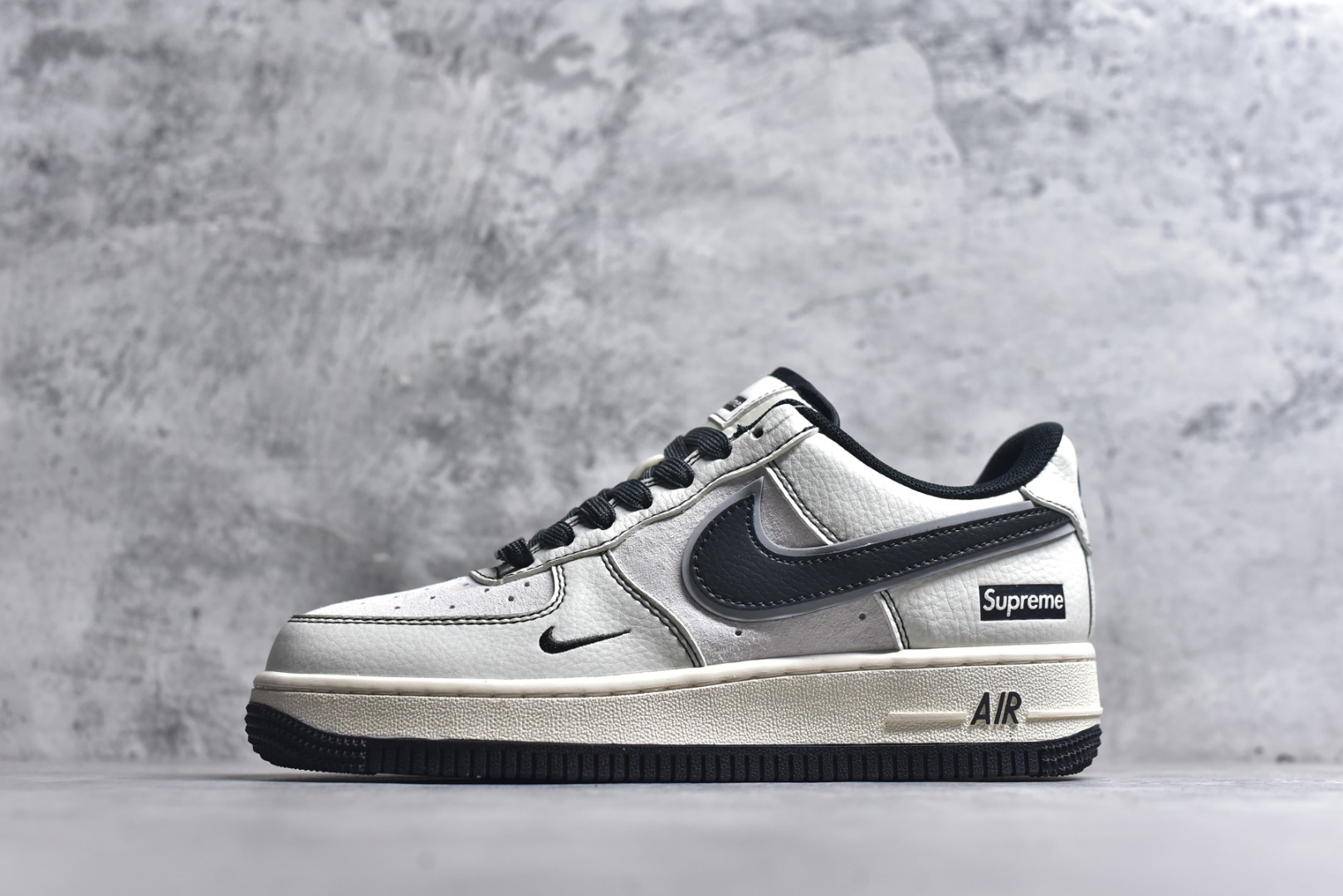 #海外限量发售！公司级NIke Air Force 1 \'07 Low “Supreme联名--米白灰猪八”空军一号 低帮 运动鞋 休闲鞋 折边针车 工艺难度大 原楦头原纸板 原装鞋盒 定制五金配件 内置全掌气垫 原厂鞋底 货号：XZ6188-018 尺码：36 36.5 37.5 38 38.5 39 40 40.5 41 42 42.5 43 44 44.5 45-选品中心