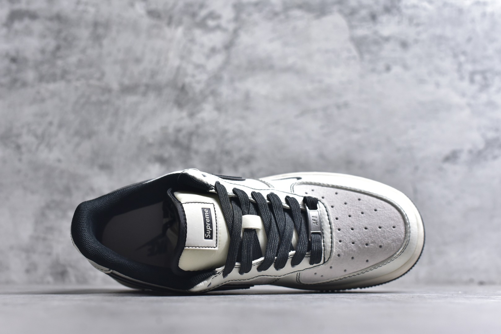 图片[4]-#海外限量发售！公司级NIke Air Force 1 \’07 Low “Supreme联名–米白灰猪八”空军一号 低帮 运动鞋 休闲鞋 折边针车 工艺难度大 原楦头原纸板 原装鞋盒 定制五金配件 内置全掌气垫 原厂鞋底 货号：XZ6188-018 尺码：36 36.5 37.5 38 38.5 39 40 40.5 41 42 42.5 43 44 44.5 45-选品中心