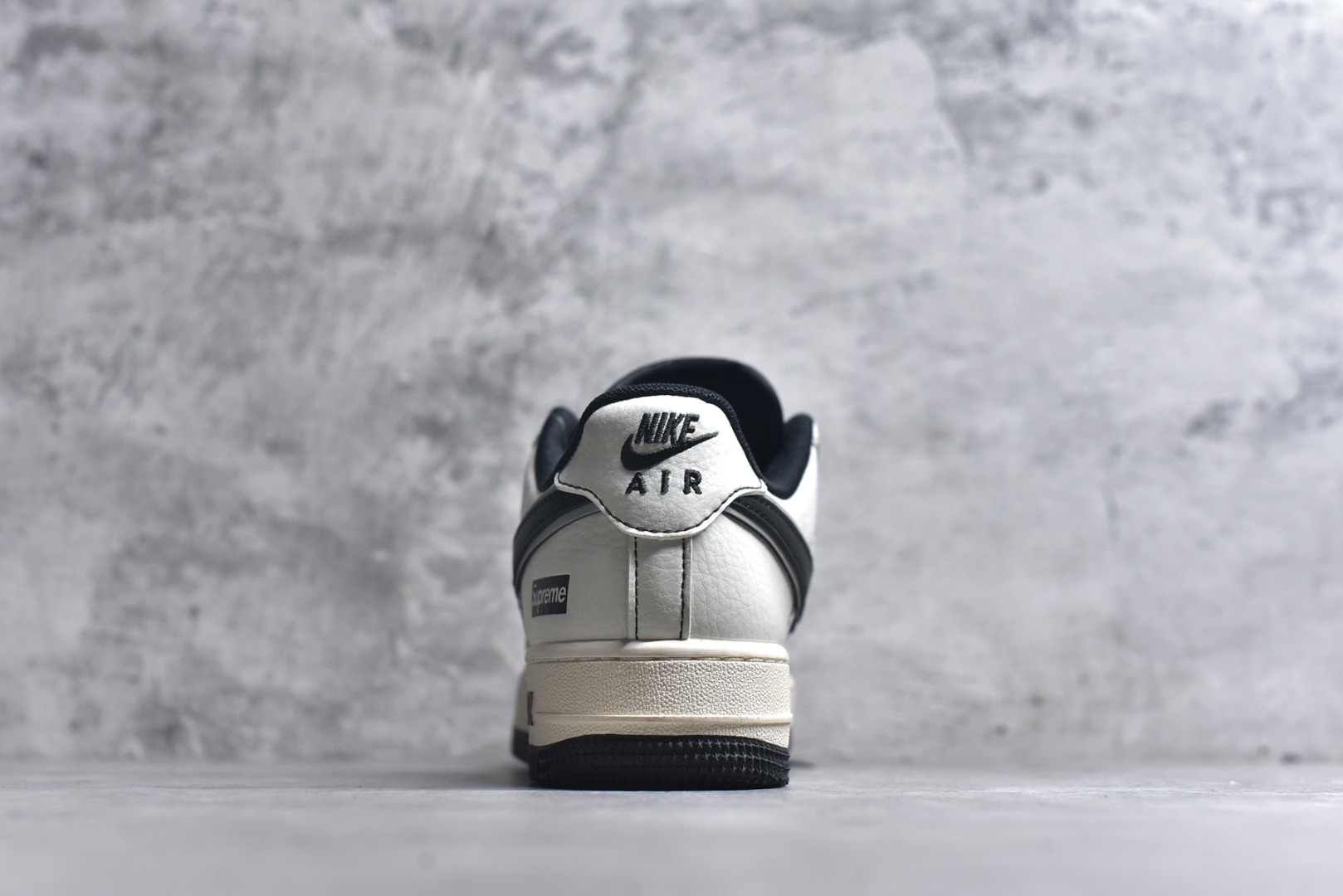 图片[5]-#海外限量发售！公司级NIke Air Force 1 \’07 Low “Supreme联名–米白灰猪八”空军一号 低帮 运动鞋 休闲鞋 折边针车 工艺难度大 原楦头原纸板 原装鞋盒 定制五金配件 内置全掌气垫 原厂鞋底 货号：XZ6188-018 尺码：36 36.5 37.5 38 38.5 39 40 40.5 41 42 42.5 43 44 44.5 45-选品中心