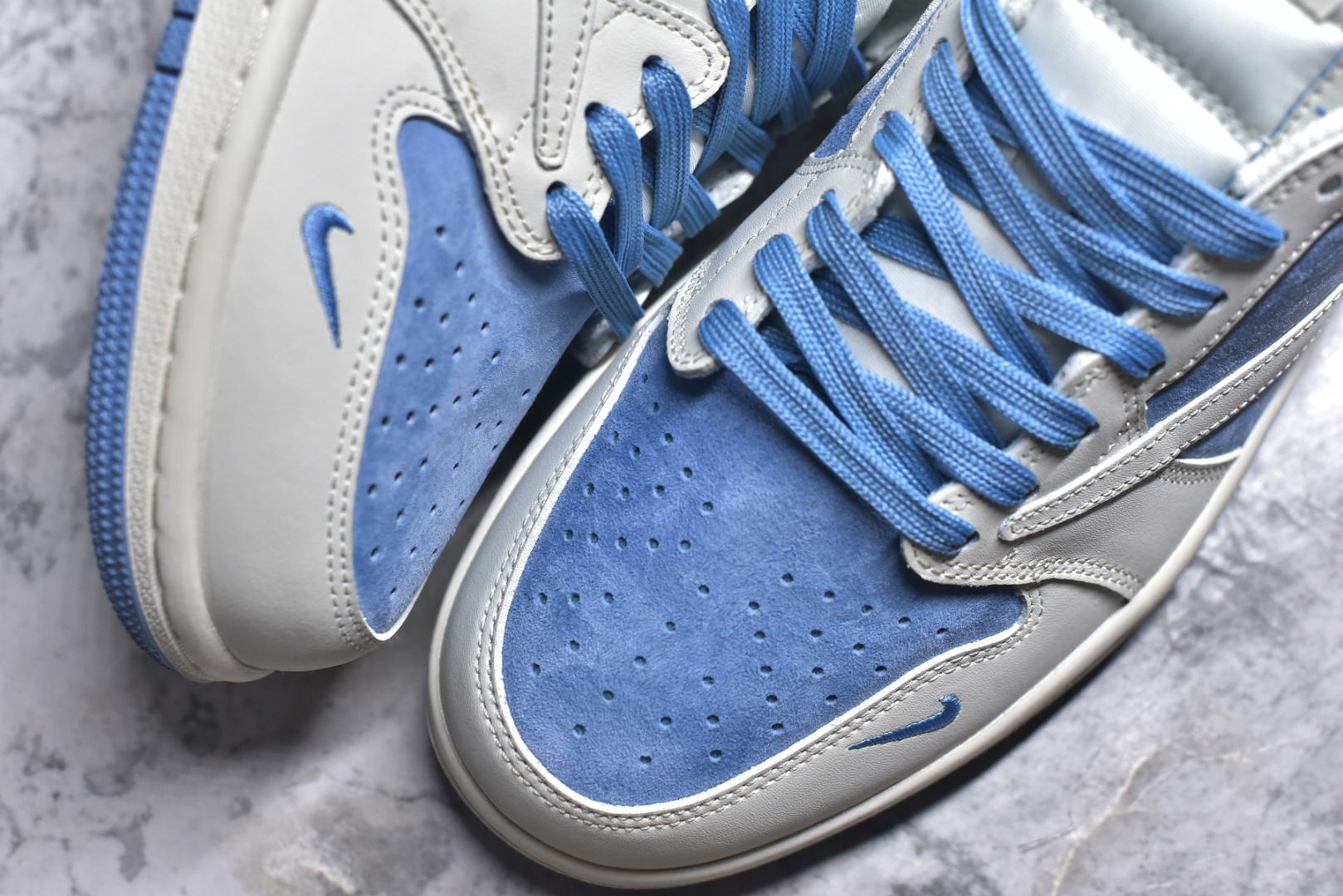 图片[8]-#海外爆款限量发售！Travis Scott x Fragment Design x Jordan Air Jordan 1 Low OG SP “北面三方联名-冰蓝猪八革” 多方联名合作融合了Travi灰勾s Scott 独特的音乐风格，藤原浩个性的设计风格以及Jordan品牌的经典元素 使其成为一双具有独特身份和价值的鞋子 清新而立体的外观加上联名标识更突出了其独特身份 这种配色方案显示出活力和时尚感 在视觉上引人注目 鞋身的质感和细腻的细节处理使其显得高端而格调十足 这款“倒钩”联名是设计与创意完美结合 融合多方的个性风格是一款备受瞩目的潮流鞋款 低帮休闲板鞋 定制鞋盒 大厂纯原品质出货 超高清洁度 皮料切割干净无任何毛边 细节完美 货号：DM7866-124 尺码：36 36.5 37.5 38 38.5 39 40 40.5 41 42 42.5 43 44 44.5 45-选品中心