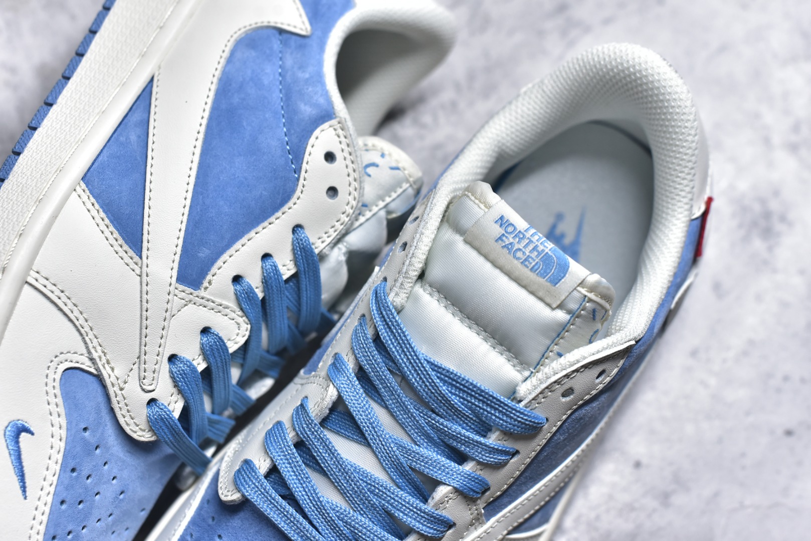 图片[9]-#海外爆款限量发售！Travis Scott x Fragment Design x Jordan Air Jordan 1 Low OG SP “北面三方联名-冰蓝猪八革” 多方联名合作融合了Travi灰勾s Scott 独特的音乐风格，藤原浩个性的设计风格以及Jordan品牌的经典元素 使其成为一双具有独特身份和价值的鞋子 清新而立体的外观加上联名标识更突出了其独特身份 这种配色方案显示出活力和时尚感 在视觉上引人注目 鞋身的质感和细腻的细节处理使其显得高端而格调十足 这款“倒钩”联名是设计与创意完美结合 融合多方的个性风格是一款备受瞩目的潮流鞋款 低帮休闲板鞋 定制鞋盒 大厂纯原品质出货 超高清洁度 皮料切割干净无任何毛边 细节完美 货号：DM7866-124 尺码：36 36.5 37.5 38 38.5 39 40 40.5 41 42 42.5 43 44 44.5 45-选品中心