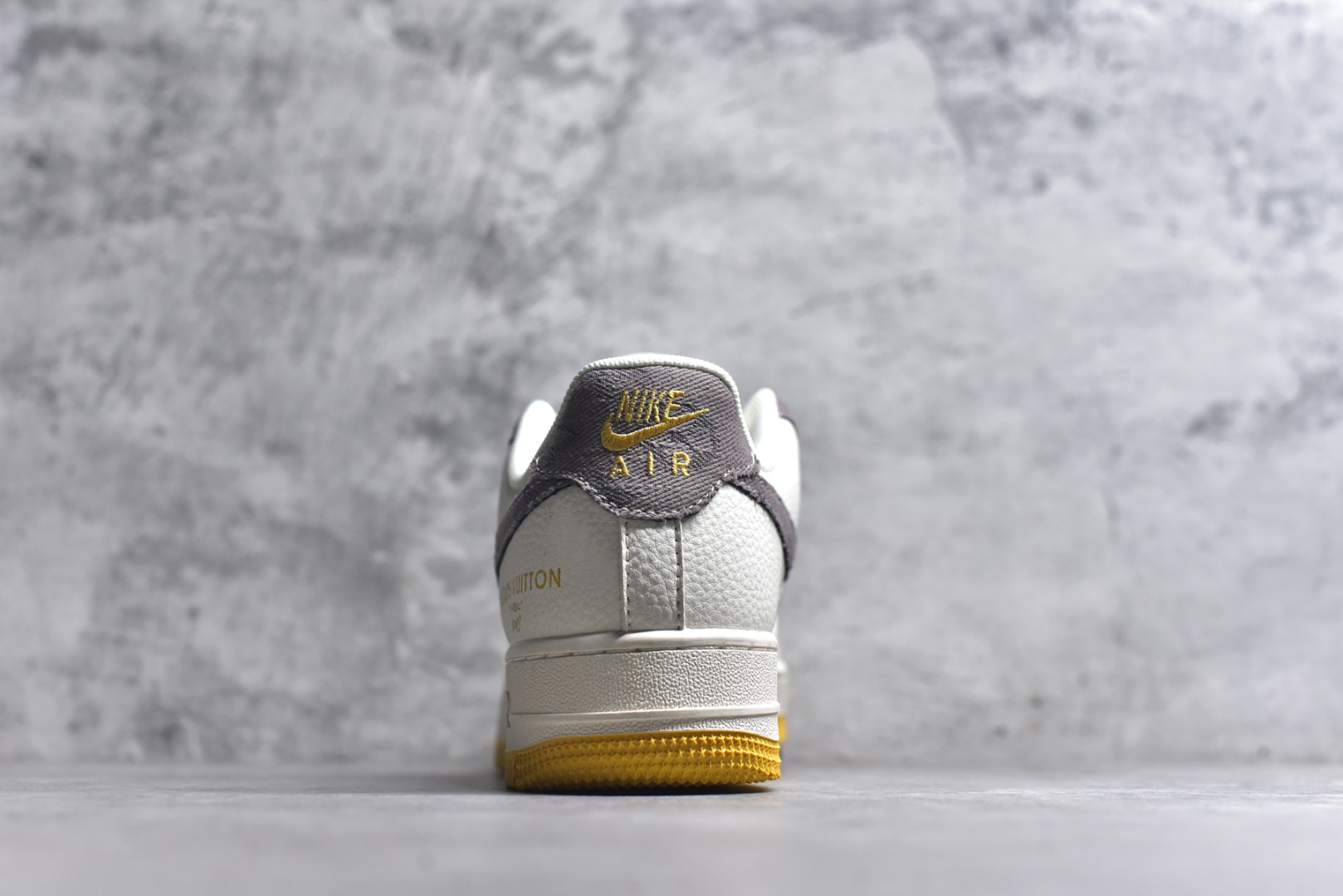 图片[5]-#海外爆款限量发售！公司级Nike Air Force 1 \’07 Low “LV联名——印花米棕黄”空军一号 高端定制 低帮 运动鞋 休闲鞋 折边针车 工艺难度大 原楦头原纸板 原装鞋盒 定制五金配件 内置全掌气垫 原厂鞋底 货号：QW5606-262 尺码：36 36.5 37.5 38 38.5 39 40 40.5 41 42 42.5 43 44 44.5 45-选品中心