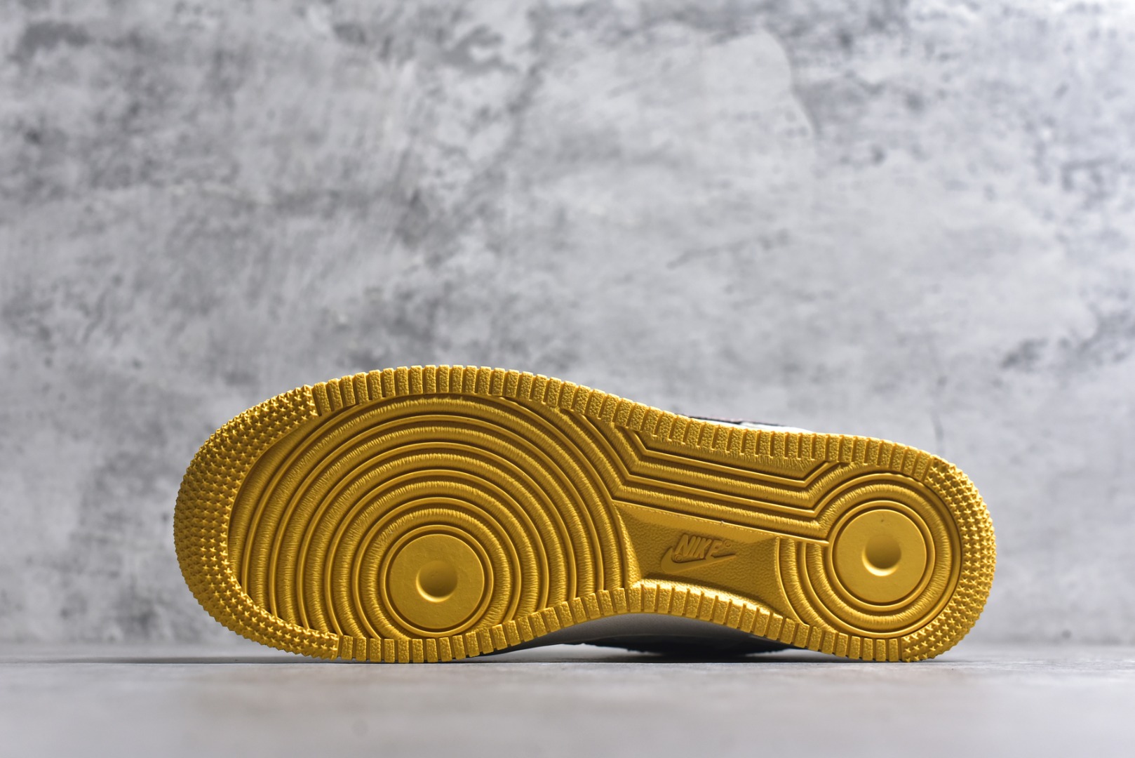 图片[6]-#海外爆款限量发售！公司级Nike Air Force 1 \’07 Low “LV联名——印花米棕黄”空军一号 高端定制 低帮 运动鞋 休闲鞋 折边针车 工艺难度大 原楦头原纸板 原装鞋盒 定制五金配件 内置全掌气垫 原厂鞋底 货号：QW5606-262 尺码：36 36.5 37.5 38 38.5 39 40 40.5 41 42 42.5 43 44 44.5 45-选品中心