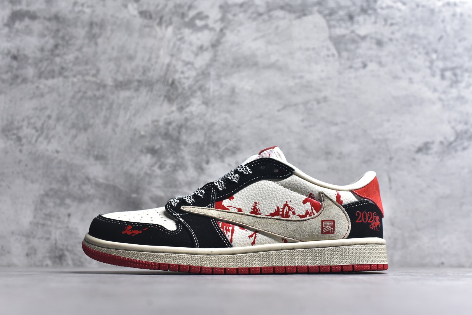 #海外爆款限量发售！Travis Scott x Fragment Design x Jordan Air Jordan 1 Low OG SP “马年联名——黑红马年” 多方联名合作融合了Travi翻毛蓝勾s Scott 独特的音乐风格，藤原浩个性的设计风格以及Jordan品牌的经典元素 使其成为一双具有独特身份和价值的鞋子 清新而立体的外观加上联名标识更突出了其独特身份 这种配色方案显示出活力和时尚感 在视觉上引人注目 鞋身的质感和细腻的细节处理使其显得高端而格调十足 这款“倒钩”联名是设计与创意完美结合 融合多方的个性风格是一款备受瞩目的潮流鞋款 低帮休闲板鞋 定制鞋盒 大厂纯原品质出货 超高清洁度 皮料切割干净无任何毛边 细节完美 货号：XS2025-086 尺码：36 36.5 37.5 38 38.5 39 40 40.5 41 42 42.5 43 44 44.5 45-选品中心