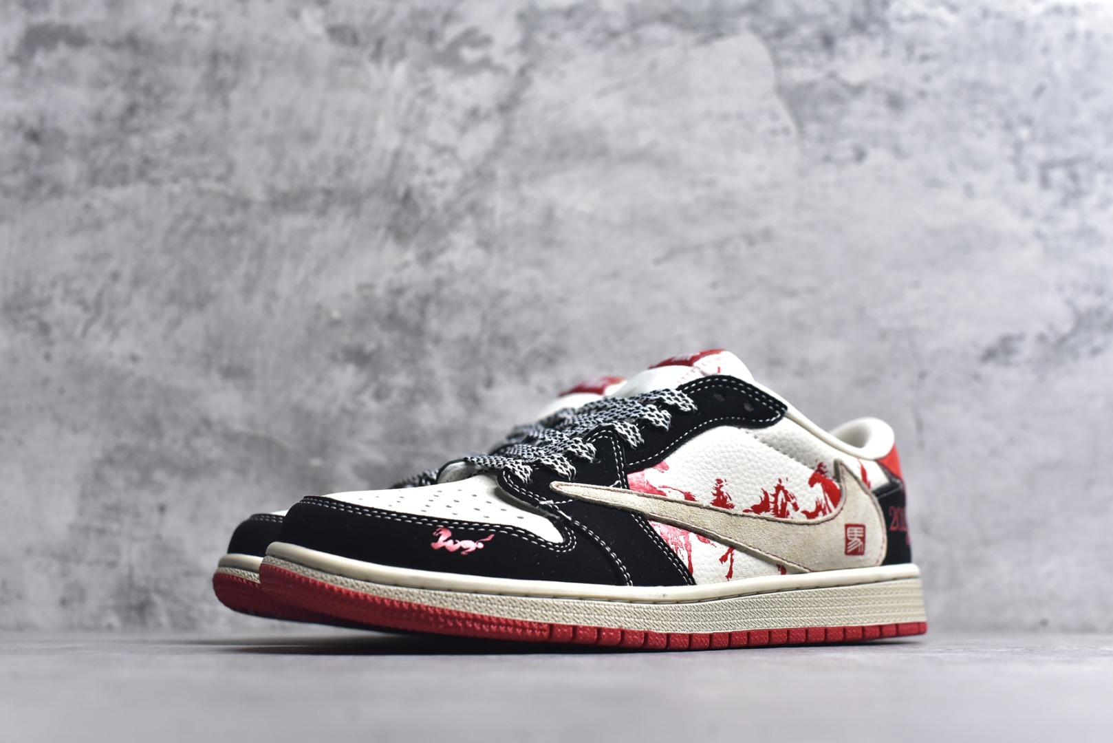 图片[2]-#海外爆款限量发售！Travis Scott x Fragment Design x Jordan Air Jordan 1 Low OG SP “马年联名——黑红马年” 多方联名合作融合了Travi翻毛蓝勾s Scott 独特的音乐风格，藤原浩个性的设计风格以及Jordan品牌的经典元素 使其成为一双具有独特身份和价值的鞋子 清新而立体的外观加上联名标识更突出了其独特身份 这种配色方案显示出活力和时尚感 在视觉上引人注目 鞋身的质感和细腻的细节处理使其显得高端而格调十足 这款“倒钩”联名是设计与创意完美结合 融合多方的个性风格是一款备受瞩目的潮流鞋款 低帮休闲板鞋 定制鞋盒 大厂纯原品质出货 超高清洁度 皮料切割干净无任何毛边 细节完美 货号：XS2025-086 尺码：36 36.5 37.5 38 38.5 39 40 40.5 41 42 42.5 43 44 44.5 45-选品中心