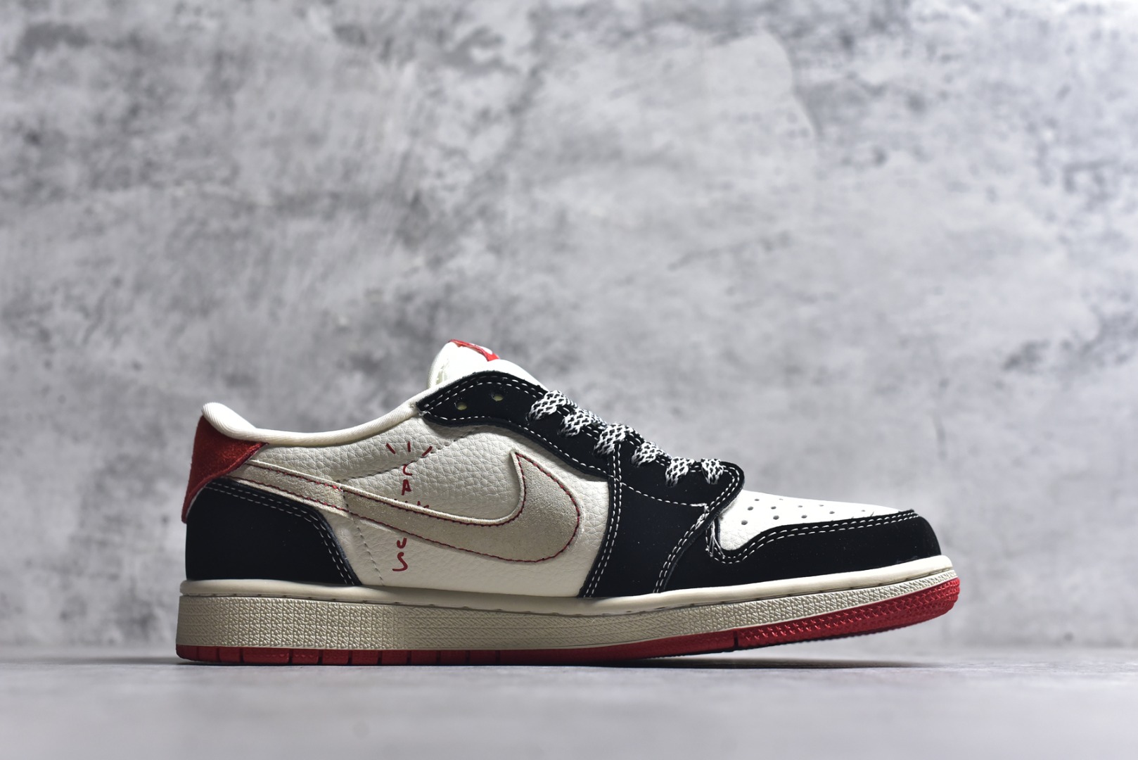 图片[3]-#海外爆款限量发售！Travis Scott x Fragment Design x Jordan Air Jordan 1 Low OG SP “马年联名——黑红马年” 多方联名合作融合了Travi翻毛蓝勾s Scott 独特的音乐风格，藤原浩个性的设计风格以及Jordan品牌的经典元素 使其成为一双具有独特身份和价值的鞋子 清新而立体的外观加上联名标识更突出了其独特身份 这种配色方案显示出活力和时尚感 在视觉上引人注目 鞋身的质感和细腻的细节处理使其显得高端而格调十足 这款“倒钩”联名是设计与创意完美结合 融合多方的个性风格是一款备受瞩目的潮流鞋款 低帮休闲板鞋 定制鞋盒 大厂纯原品质出货 超高清洁度 皮料切割干净无任何毛边 细节完美 货号：XS2025-086 尺码：36 36.5 37.5 38 38.5 39 40 40.5 41 42 42.5 43 44 44.5 45-选品中心