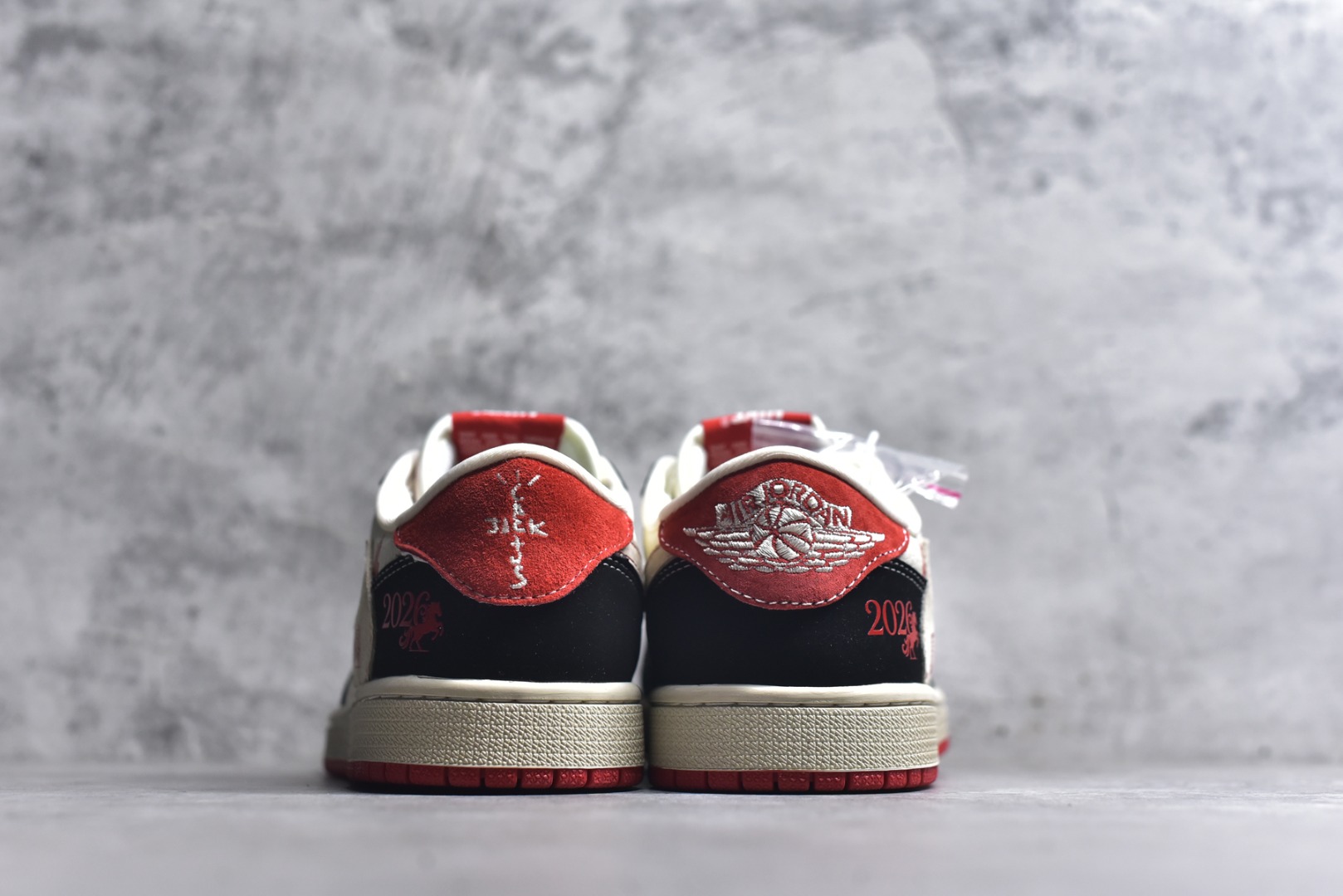图片[5]-#海外爆款限量发售！Travis Scott x Fragment Design x Jordan Air Jordan 1 Low OG SP “马年联名——黑红马年” 多方联名合作融合了Travi翻毛蓝勾s Scott 独特的音乐风格，藤原浩个性的设计风格以及Jordan品牌的经典元素 使其成为一双具有独特身份和价值的鞋子 清新而立体的外观加上联名标识更突出了其独特身份 这种配色方案显示出活力和时尚感 在视觉上引人注目 鞋身的质感和细腻的细节处理使其显得高端而格调十足 这款“倒钩”联名是设计与创意完美结合 融合多方的个性风格是一款备受瞩目的潮流鞋款 低帮休闲板鞋 定制鞋盒 大厂纯原品质出货 超高清洁度 皮料切割干净无任何毛边 细节完美 货号：XS2025-086 尺码：36 36.5 37.5 38 38.5 39 40 40.5 41 42 42.5 43 44 44.5 45-选品中心