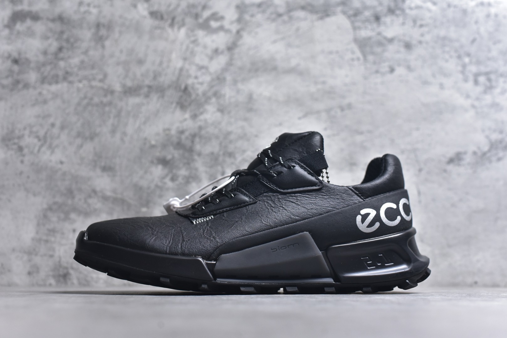 #ECCO 爱步 男款运动鞋健步BIOM2.1越野系列 822854 品质牛皮革鞋面，轻盈柔韧 具有良好的透气性 PHORENE中底 提供出色的能量回弹，即使在低温环境下依然保持弹力和柔软度 BIOM自然律动科技，符合人体工学鞋楦 贴近足部天然形态 橡胶大底，抓地力强，具有良好的耐磨性 创新鞋钉，提供抓地力多方位牵引力与稳定性能 尺码：39 40 41 42 43 44（正常码）-选品中心