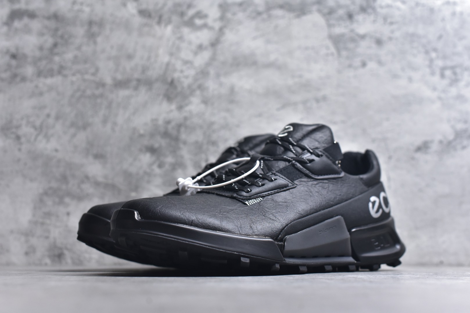 图片[2]-#ECCO 爱步 男款运动鞋健步BIOM2.1越野系列 822854 品质牛皮革鞋面，轻盈柔韧 具有良好的透气性 PHORENE中底 提供出色的能量回弹，即使在低温环境下依然保持弹力和柔软度 BIOM自然律动科技，符合人体工学鞋楦 贴近足部天然形态 橡胶大底，抓地力强，具有良好的耐磨性 创新鞋钉，提供抓地力多方位牵引力与稳定性能 尺码：39 40 41 42 43 44（正常码）-选品中心