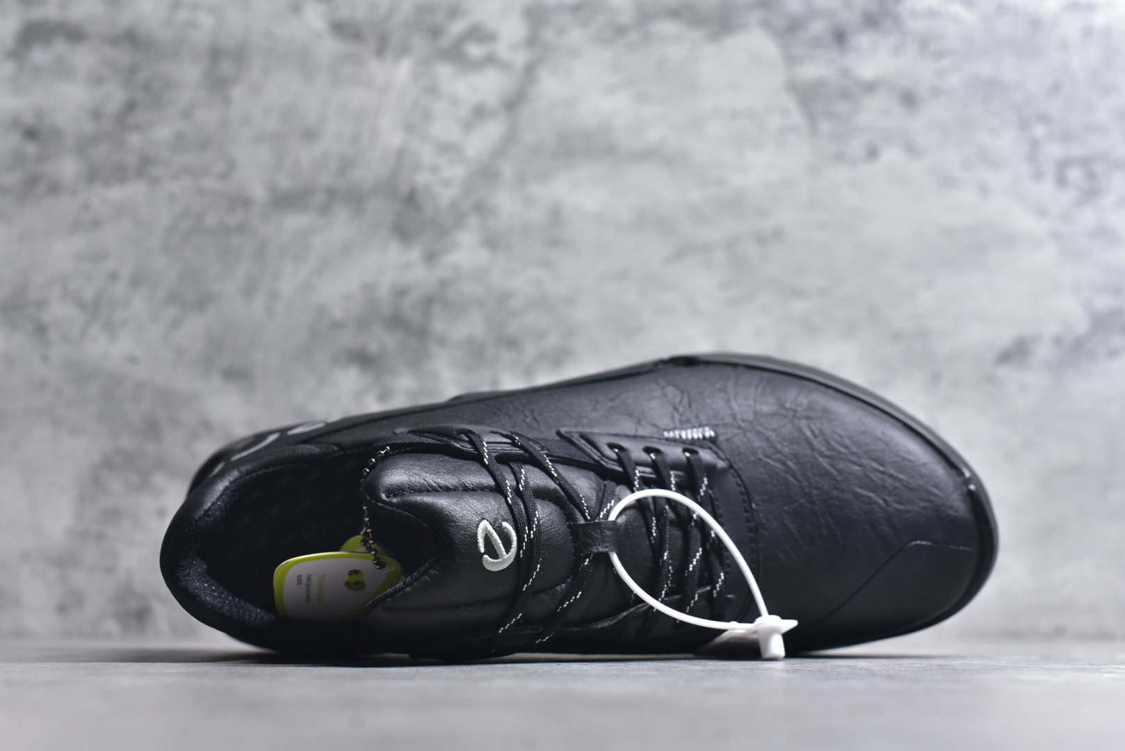 图片[4]-#ECCO 爱步 男款运动鞋健步BIOM2.1越野系列 822854 品质牛皮革鞋面，轻盈柔韧 具有良好的透气性 PHORENE中底 提供出色的能量回弹，即使在低温环境下依然保持弹力和柔软度 BIOM自然律动科技，符合人体工学鞋楦 贴近足部天然形态 橡胶大底，抓地力强，具有良好的耐磨性 创新鞋钉，提供抓地力多方位牵引力与稳定性能 尺码：39 40 41 42 43 44（正常码）-选品中心