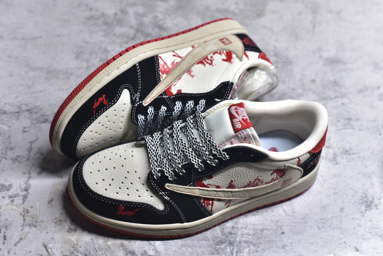 图片[7]-#海外爆款限量发售！Travis Scott x Fragment Design x Jordan Air Jordan 1 Low OG SP “马年联名——黑红马年” 多方联名合作融合了Travi翻毛蓝勾s Scott 独特的音乐风格，藤原浩个性的设计风格以及Jordan品牌的经典元素 使其成为一双具有独特身份和价值的鞋子 清新而立体的外观加上联名标识更突出了其独特身份 这种配色方案显示出活力和时尚感 在视觉上引人注目 鞋身的质感和细腻的细节处理使其显得高端而格调十足 这款“倒钩”联名是设计与创意完美结合 融合多方的个性风格是一款备受瞩目的潮流鞋款 低帮休闲板鞋 定制鞋盒 大厂纯原品质出货 超高清洁度 皮料切割干净无任何毛边 细节完美 货号：XS2025-086 尺码：36 36.5 37.5 38 38.5 39 40 40.5 41 42 42.5 43 44 44.5 45-选品中心
