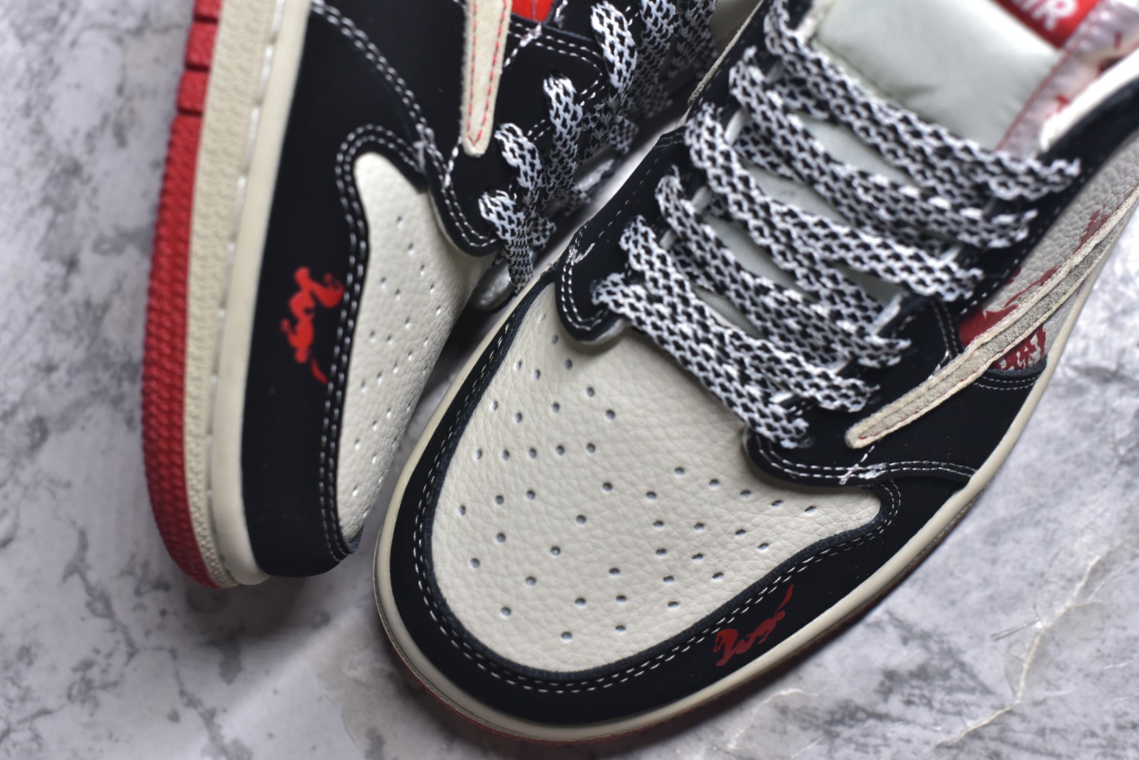图片[8]-#海外爆款限量发售！Travis Scott x Fragment Design x Jordan Air Jordan 1 Low OG SP “马年联名——黑红马年” 多方联名合作融合了Travi翻毛蓝勾s Scott 独特的音乐风格，藤原浩个性的设计风格以及Jordan品牌的经典元素 使其成为一双具有独特身份和价值的鞋子 清新而立体的外观加上联名标识更突出了其独特身份 这种配色方案显示出活力和时尚感 在视觉上引人注目 鞋身的质感和细腻的细节处理使其显得高端而格调十足 这款“倒钩”联名是设计与创意完美结合 融合多方的个性风格是一款备受瞩目的潮流鞋款 低帮休闲板鞋 定制鞋盒 大厂纯原品质出货 超高清洁度 皮料切割干净无任何毛边 细节完美 货号：XS2025-086 尺码：36 36.5 37.5 38 38.5 39 40 40.5 41 42 42.5 43 44 44.5 45-选品中心