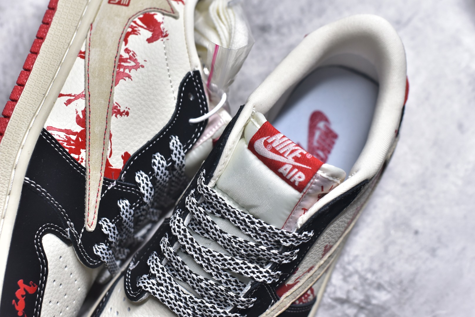 图片[9]-#海外爆款限量发售！Travis Scott x Fragment Design x Jordan Air Jordan 1 Low OG SP “马年联名——黑红马年” 多方联名合作融合了Travi翻毛蓝勾s Scott 独特的音乐风格，藤原浩个性的设计风格以及Jordan品牌的经典元素 使其成为一双具有独特身份和价值的鞋子 清新而立体的外观加上联名标识更突出了其独特身份 这种配色方案显示出活力和时尚感 在视觉上引人注目 鞋身的质感和细腻的细节处理使其显得高端而格调十足 这款“倒钩”联名是设计与创意完美结合 融合多方的个性风格是一款备受瞩目的潮流鞋款 低帮休闲板鞋 定制鞋盒 大厂纯原品质出货 超高清洁度 皮料切割干净无任何毛边 细节完美 货号：XS2025-086 尺码：36 36.5 37.5 38 38.5 39 40 40.5 41 42 42.5 43 44 44.5 45-选品中心