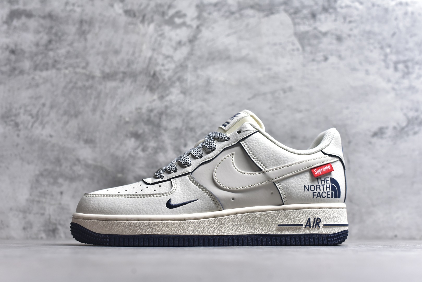 #海外限量发售！公司级NIke Air Force 1 \'07 Low “Supreme北面联名--米白透心蓝”空军一号 低帮 运动鞋 休闲鞋 折边针车 工艺难度大 原楦头原纸板 原装鞋盒 定制五金配件 内置全掌气垫 原厂鞋底 货号：XZ1996-130 尺码：36 36.5 37.5 38 38.5 39 40 40.5 41 42 42.5 43 44 44.5 45-选品中心