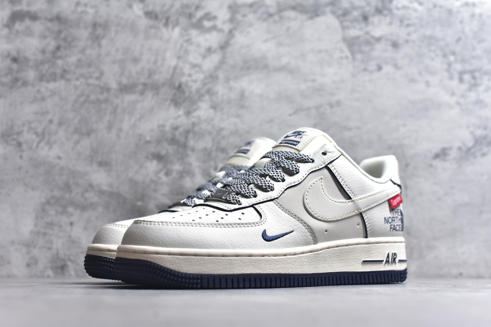 图片[2]-#海外限量发售！公司级NIke Air Force 1 \’07 Low “Supreme北面联名–米白透心蓝”空军一号 低帮 运动鞋 休闲鞋 折边针车 工艺难度大 原楦头原纸板 原装鞋盒 定制五金配件 内置全掌气垫 原厂鞋底 货号：XZ1996-130 尺码：36 36.5 37.5 38 38.5 39 40 40.5 41 42 42.5 43 44 44.5 45-选品中心