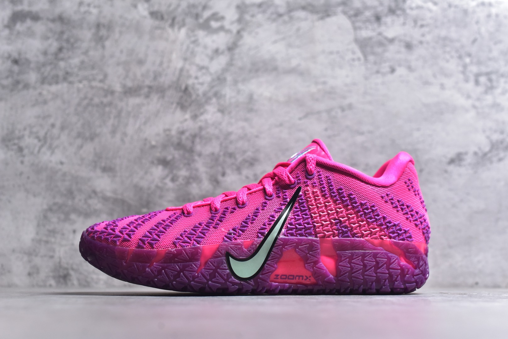 #灭世/Max NK Ja 3 Scratch EP 莫兰特三代柔软舒适防滑耐磨透气支撑轻便低帮篮球鞋 粉紫 HF2794-600 2024『压轴』后卫实战旗舰 圣枪腰王 重磅革新登场🌪 🔝历时5个月！全力打造 科比➕欧文系列 综合体 ！Pt实战体验天花板上限 再度提高🔝 ✅【顶配缓震】独家革新搭载 前掌5mm TURBO气垫 兼具贴地与缓震！（正品仅长方形小气垫）➕后掌大马蹄14mm厚 气垫 提高后掌缓震极限 （正品后掌无气垫） ✅【顶级抗扭】 搭载硬度65HC 发泡中底框架 ➕高强度中足抗扭片 革新升级 赛事级抗扭水平！独此一家 ✅【顶级支撑】鞋身侧向包裹 双层补强层 200斤以上选手 也可驾驭（正品仅一层）对比市场货品偷工减料 不可同日而语！ ✅气垫气压上脚即可感受！后掌鞋垫掀开可见气垫轮廓（谨防窜货） 鞋底止滑配方 无需磨合 原地起飞🛫 NK年度后卫旗舰 独家革新升级 『口碑源自专业 实力来源于专注』 真灭世纯原 切勿被市场仿冒吊牌挂羊头卖狗肉 尺码：39-46 正码正拍\