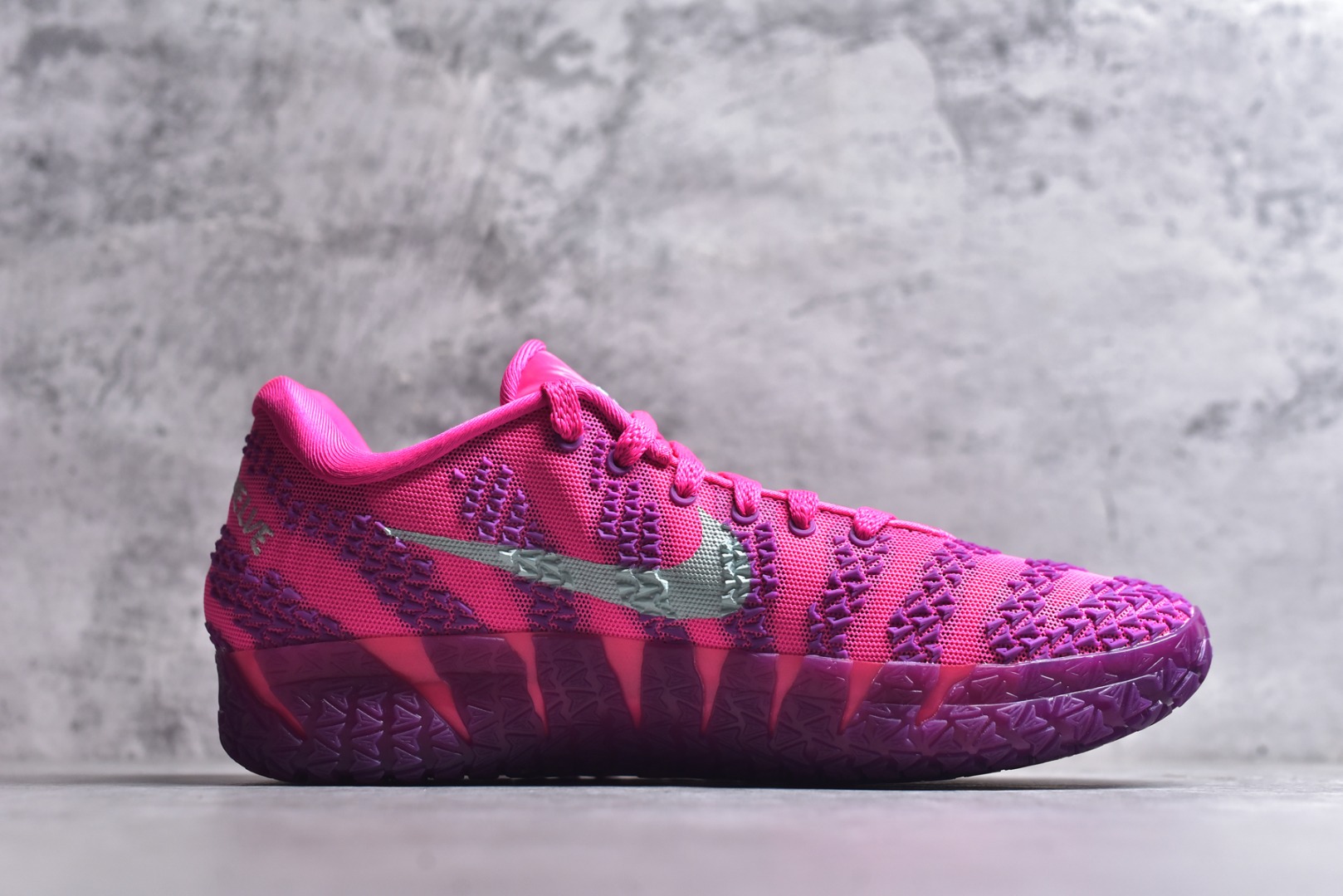 图片[3]-#灭世/Max NK Ja 3 Scratch EP 莫兰特三代柔软舒适防滑耐磨透气支撑轻便低帮篮球鞋 粉紫 HF2794-600 2024『压轴』后卫实战旗舰 圣枪腰王 重磅革新登场🌪 🔝历时5个月！全力打造 科比➕欧文系列 综合体 ！Pt实战体验天花板上限 再度提高🔝 ✅【顶配缓震】独家革新搭载 前掌5mm TURBO气垫 兼具贴地与缓震！（正品仅长方形小气垫）➕后掌大马蹄14mm厚 气垫 提高后掌缓震极限 （正品后掌无气垫） ✅【顶级抗扭】 搭载硬度65HC 发泡中底框架 ➕高强度中足抗扭片 革新升级 赛事级抗扭水平！独此一家 ✅【顶级支撑】鞋身侧向包裹 双层补强层 200斤以上选手 也可驾驭（正品仅一层）对比市场货品偷工减料 不可同日而语！ ✅气垫气压上脚即可感受！后掌鞋垫掀开可见气垫轮廓（谨防窜货） 鞋底止滑配方 无需磨合 原地起飞🛫 NK年度后卫旗舰 独家革新升级 『口碑源自专业 实力来源于专注』 真灭世纯原 切勿被市场仿冒吊牌挂羊头卖狗肉 尺码：39-46 正码正拍\”},\”commodity\”：{\”optimaPrice\”：\”-选品中心